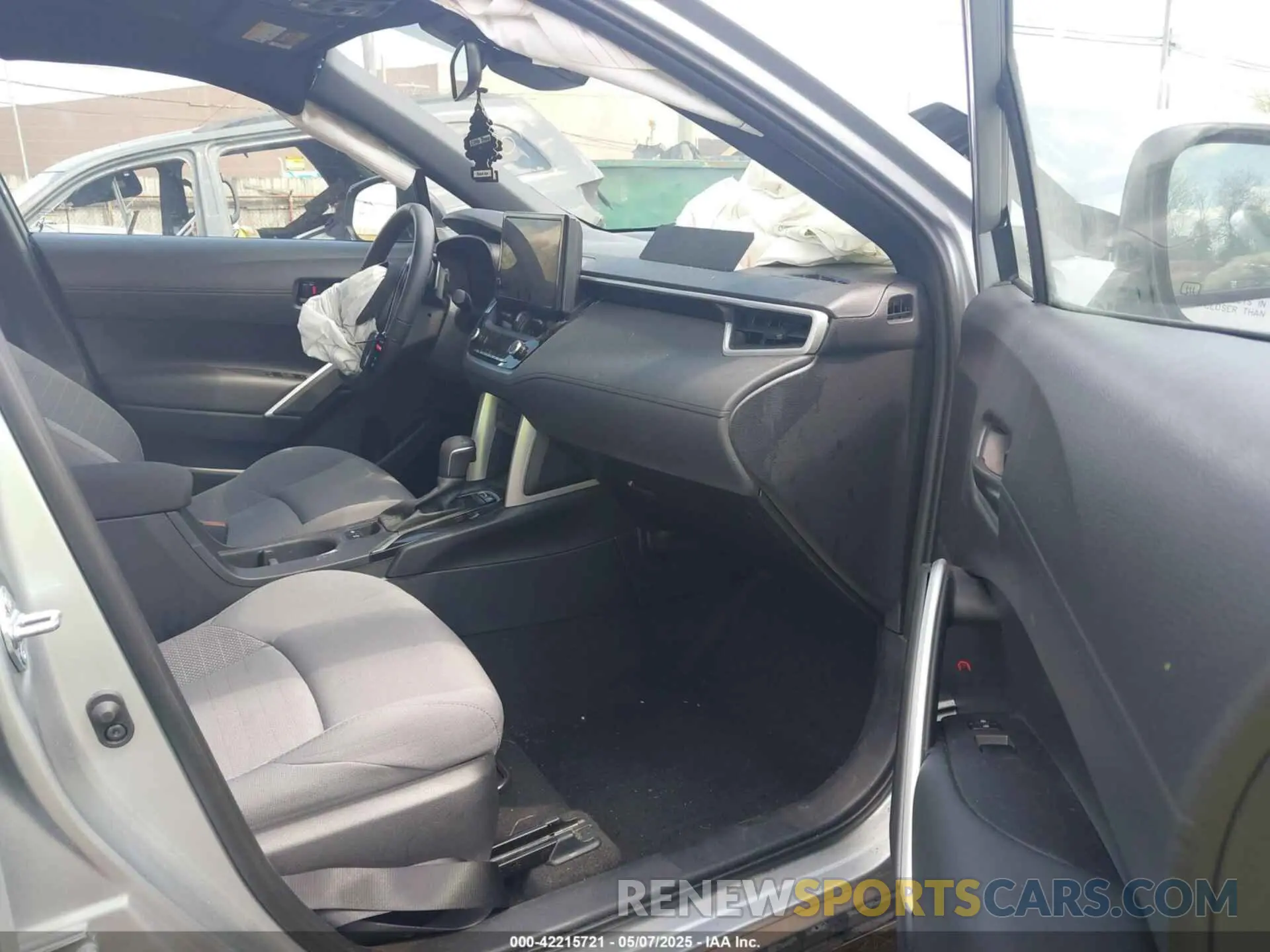 5 fotografías del automóvil dañado 7MUFBABG5SV072354 TOYOTA COROLLA CROSS HYBRID 2025