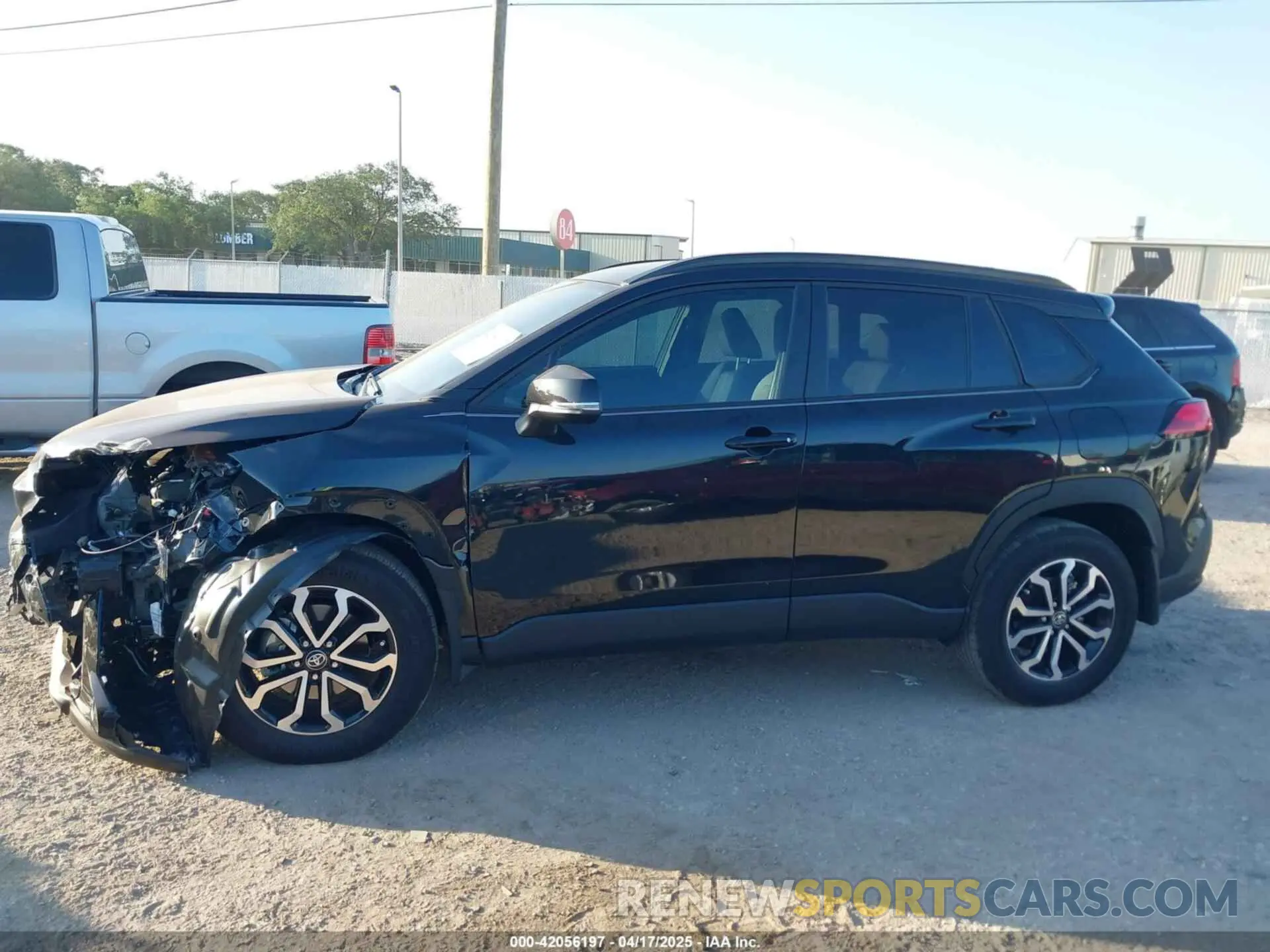 14 fotografías del automóvil dañado 7MUFBABG6SV066112 TOYOTA COROLLA CROSS HYBRID 2025