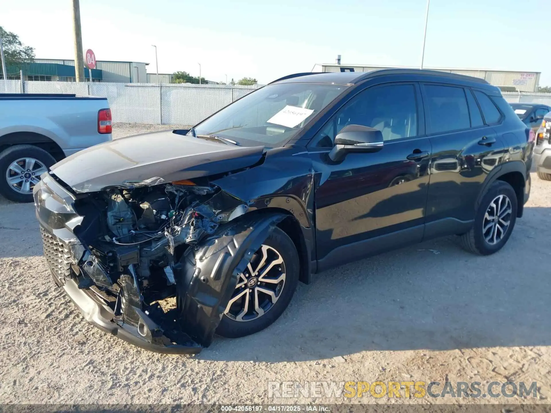 2 fotografías del automóvil dañado 7MUFBABG6SV066112 TOYOTA COROLLA CROSS HYBRID 2025