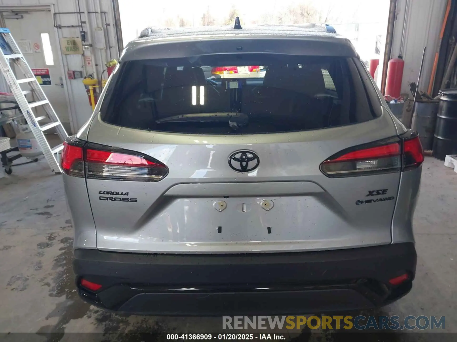 16 fotografías del automóvil dañado 7MUFBABG8SV064104 TOYOTA COROLLA CROSS HYBRID 2025