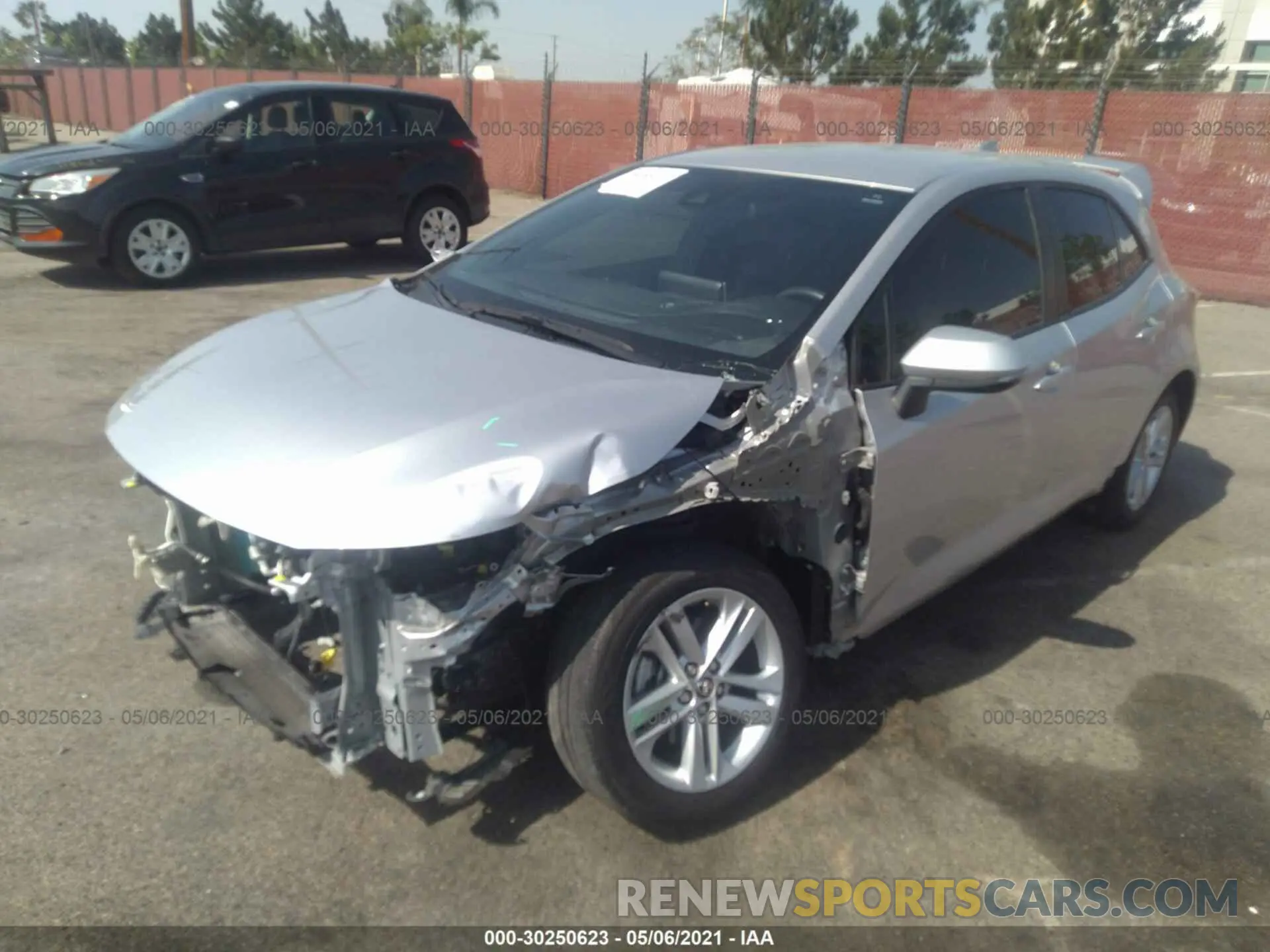 2 fotografías del automóvil dañado JTNK4RBE8K3063919 TOYOTA COROLLA HATCHBACK 2019