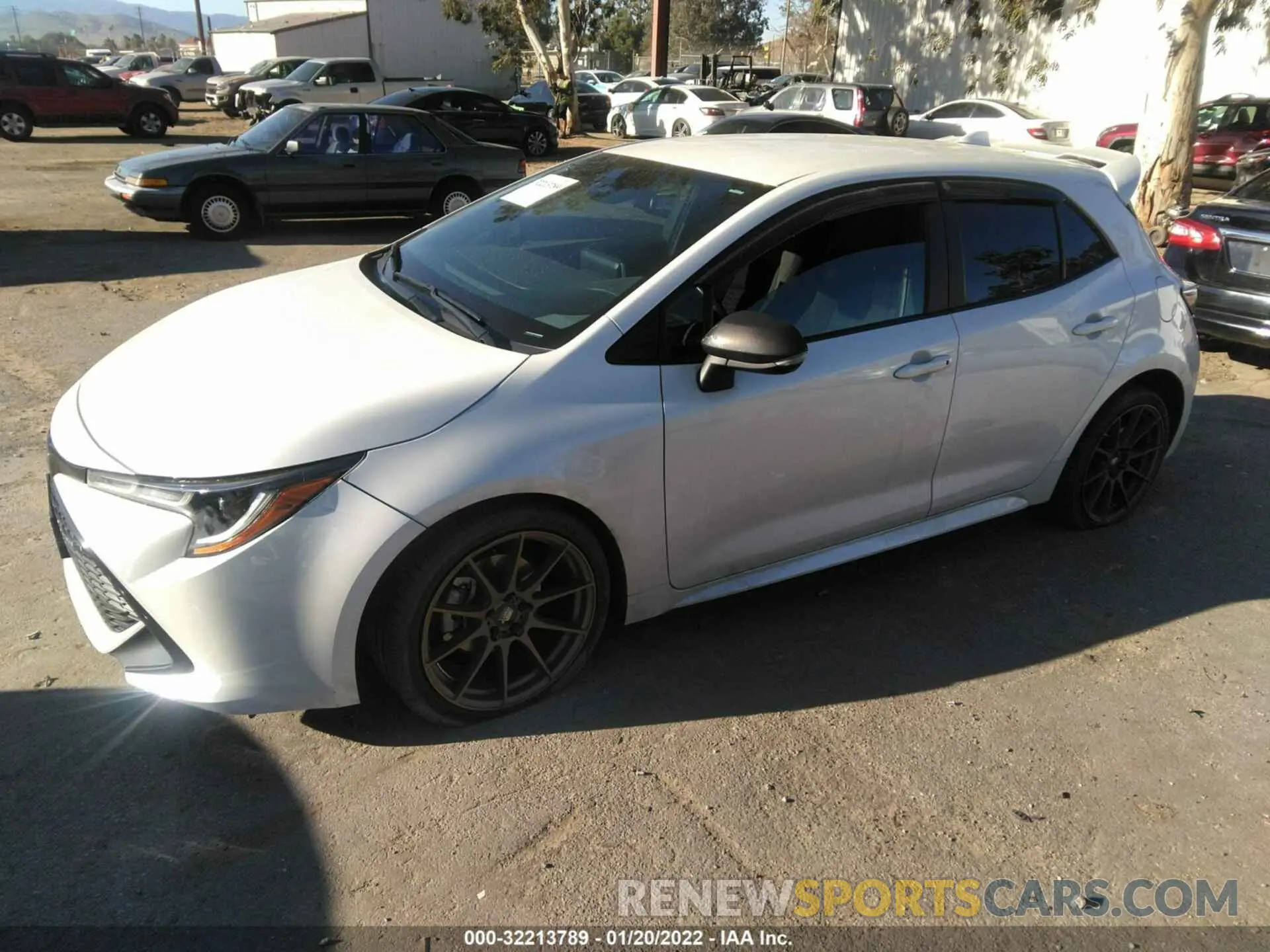 2 fotografías del automóvil dañado JTND4RBE0L3092406 TOYOTA COROLLA HATCHBACK 2020