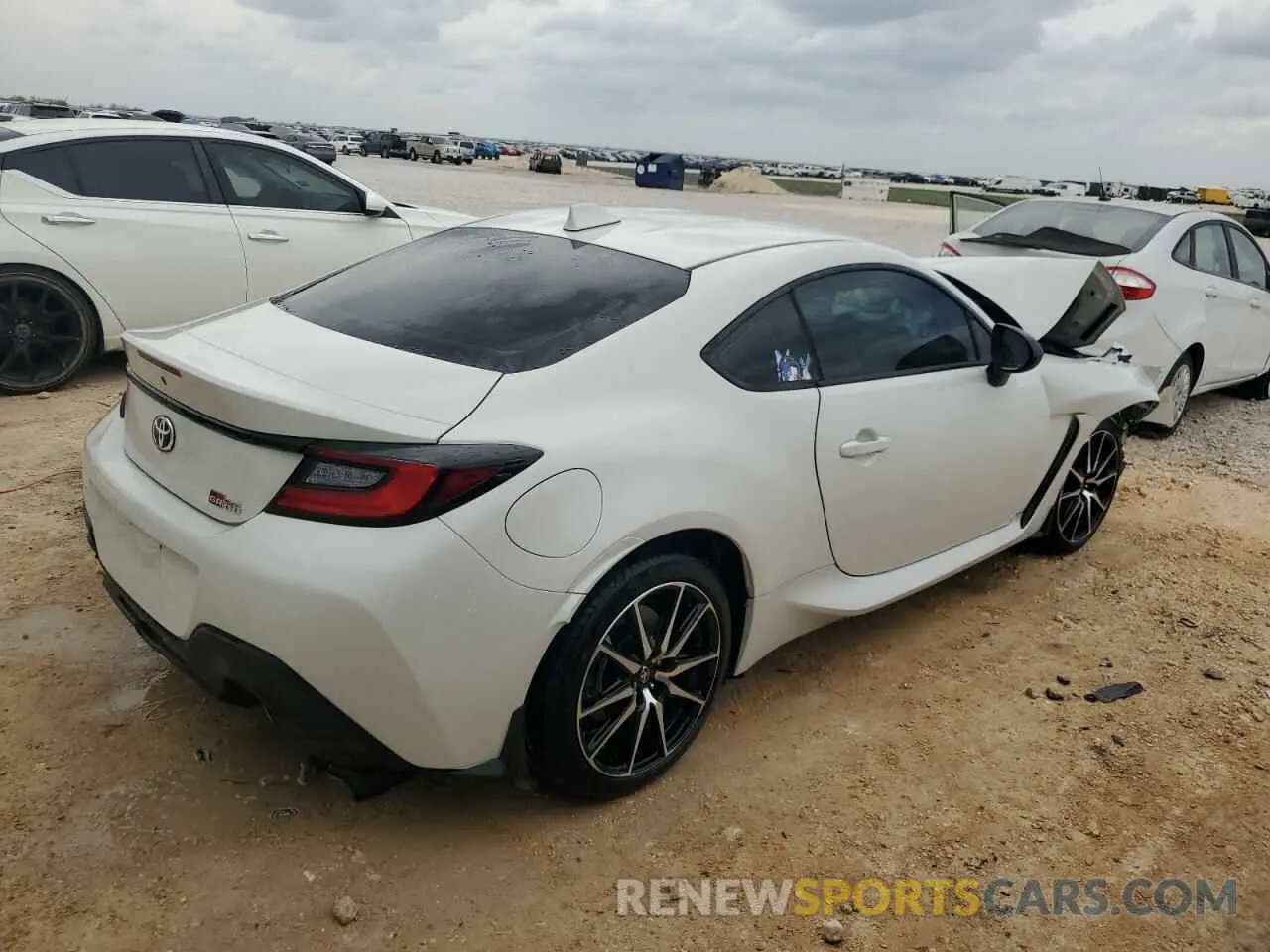 3 fotografías del automóvil dañado JF1ZNBB12R9755286 TOYOTA GR 86 2024