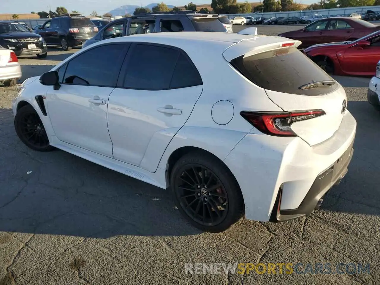 2 fotografías del automóvil dañado JTNABAAE1PA004055 TOYOTA GR COROLLA 2023