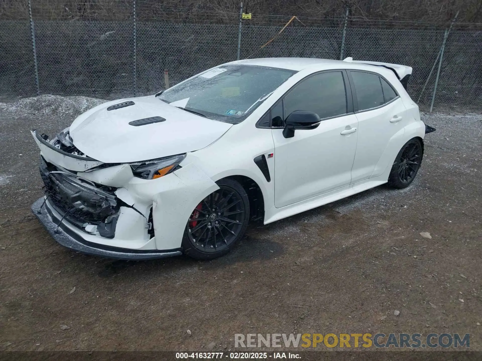 2 fotografías del automóvil dañado JTNABAAE4PA003143 TOYOTA GR COROLLA 2023