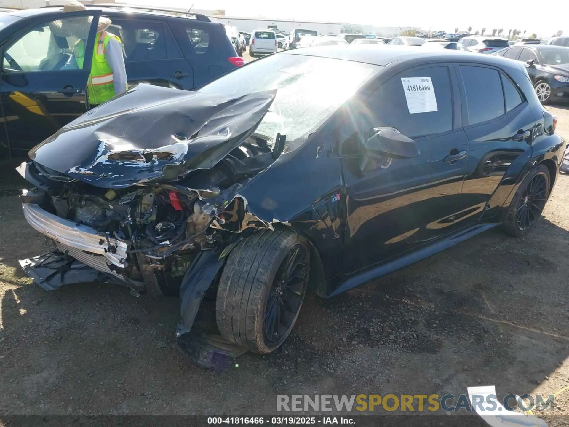 2 fotografías del automóvil dañado JTNABAAE5PA007217 TOYOTA GR COROLLA 2023