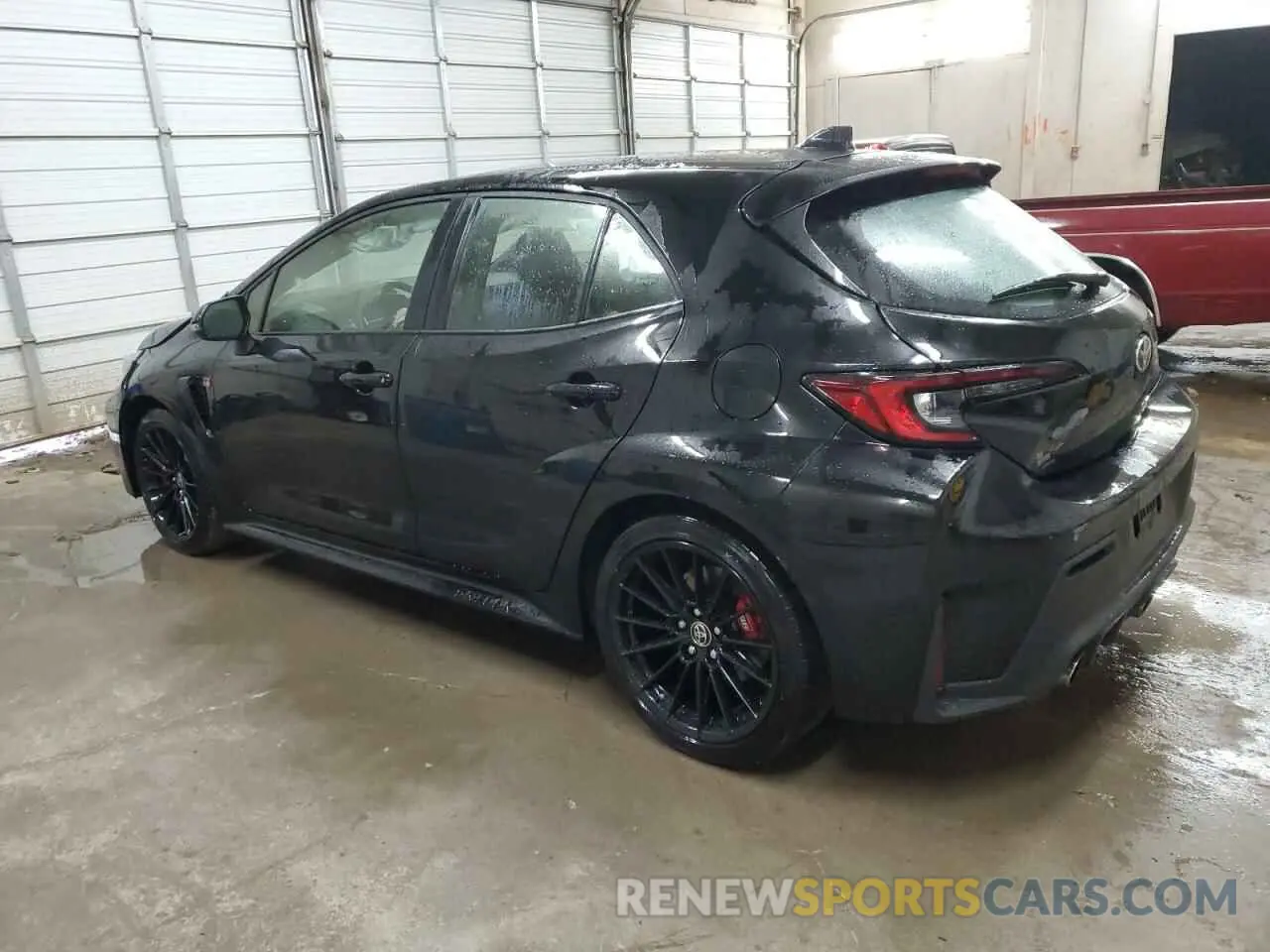 2 fotografías del automóvil dañado JTNABAAE7PA001421 TOYOTA GR COROLLA 2023