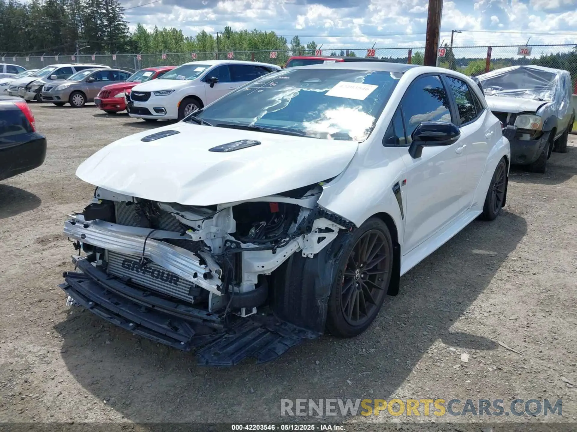 2 fotografías del automóvil dañado JTNABAAE8PA004442 TOYOTA GR COROLLA 2023