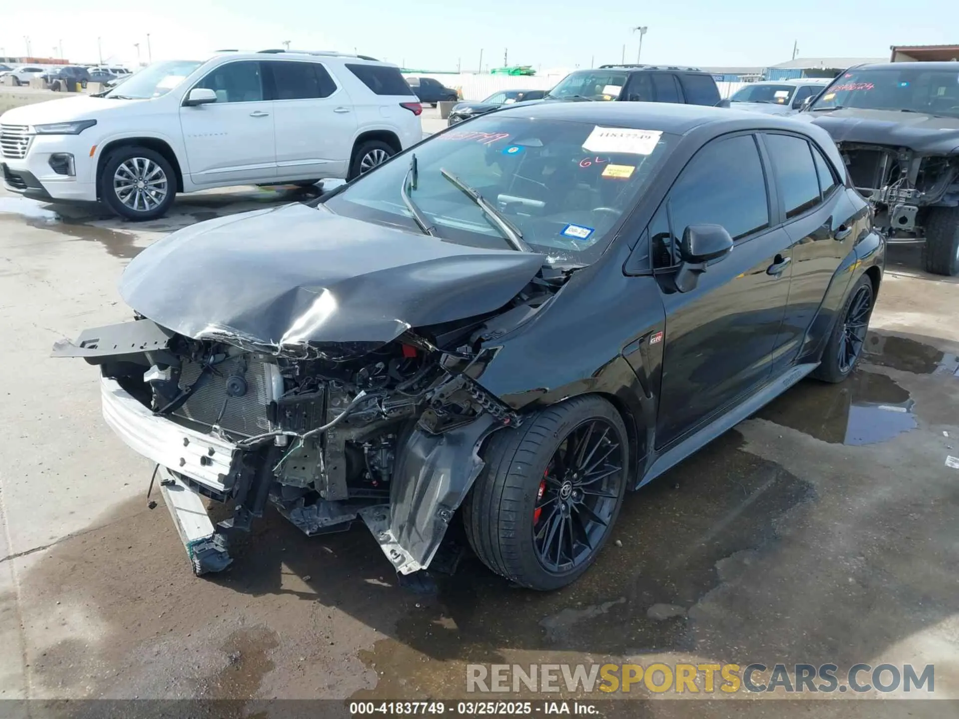 2 fotografías del automóvil dañado JTNABAAE8PA006823 TOYOTA GR COROLLA 2023