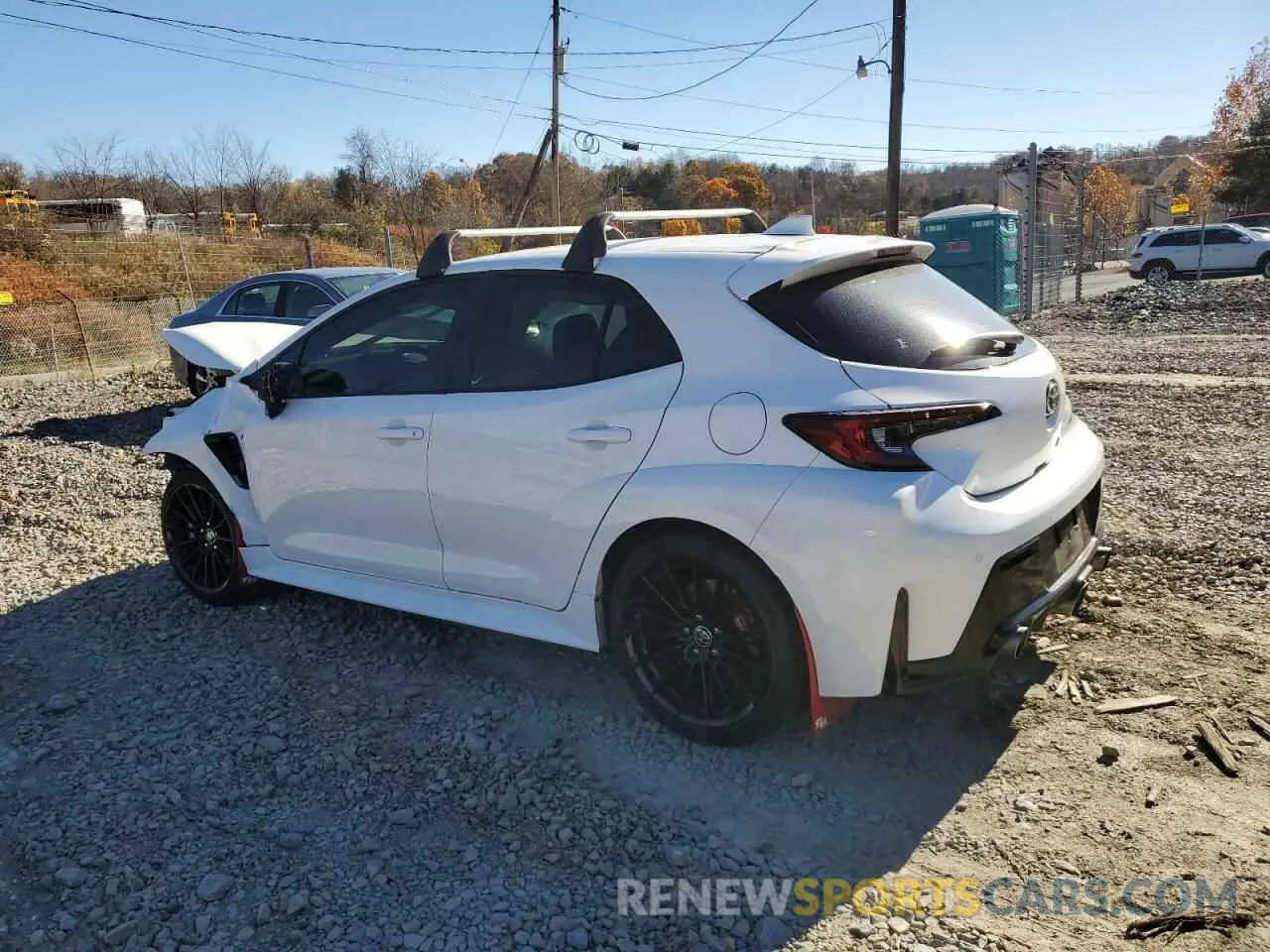 2 fotografías del automóvil dañado JTNABAAE1RA010831 TOYOTA GR COROLLA 2024