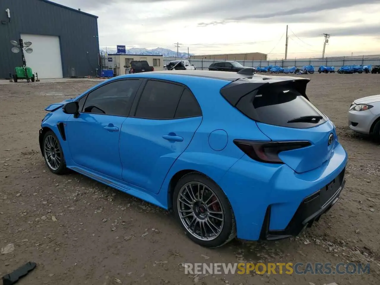 2 fotografías del automóvil dañado JTNABAAE2RA014905 TOYOTA GR COROLLA 2024