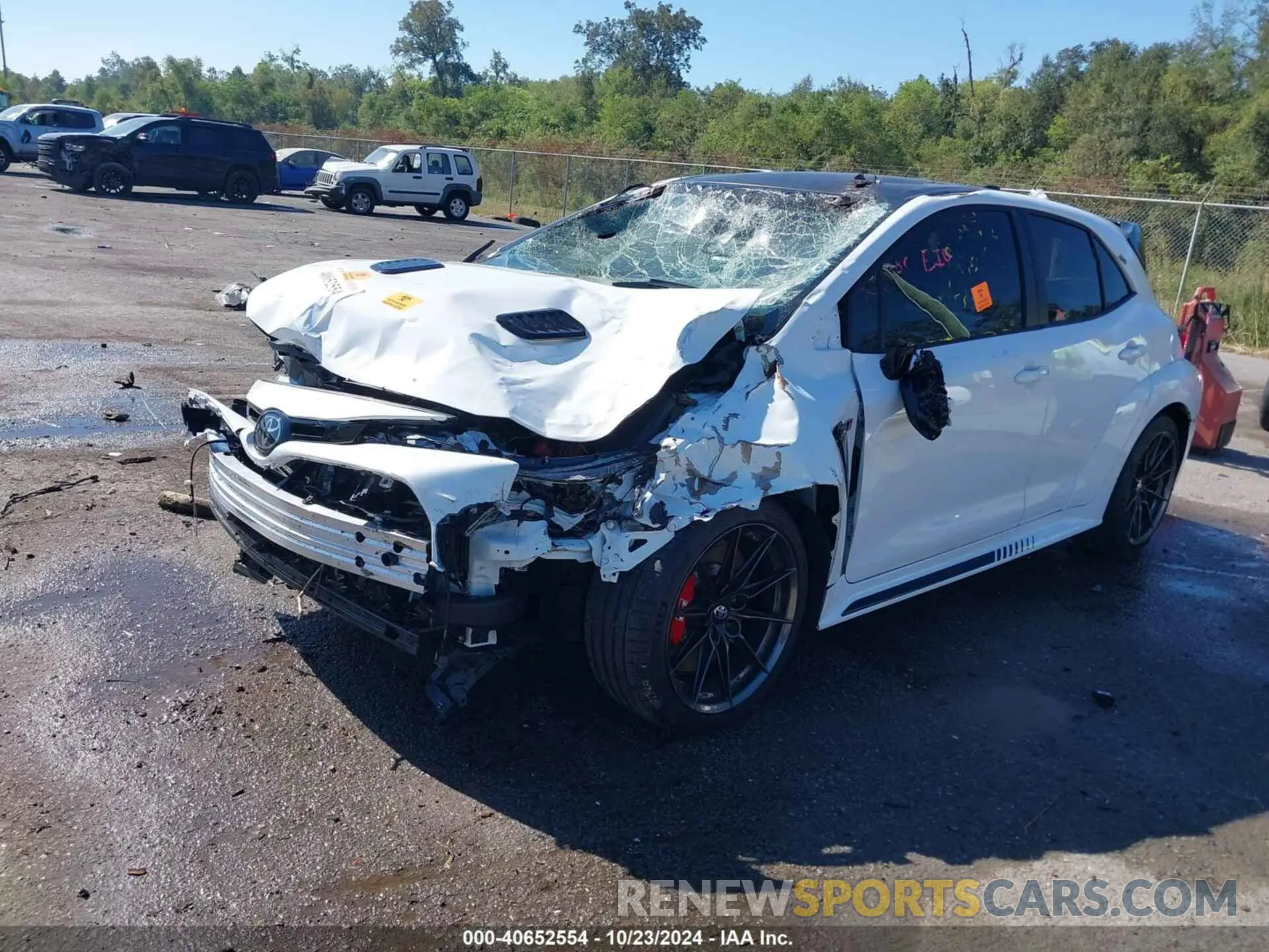 2 fotografías del automóvil dañado JTNABAAE3RA012340 TOYOTA GR COROLLA 2024