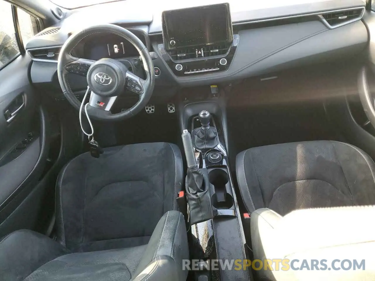 8 fotografías del automóvil dañado JTNABAAE3RA013052 TOYOTA GR COROLLA 2024
