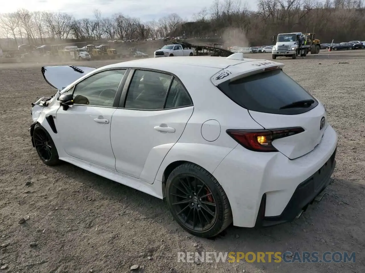 2 fotografías del automóvil dañado JTNABAAE4RA008183 TOYOTA GR COROLLA 2024