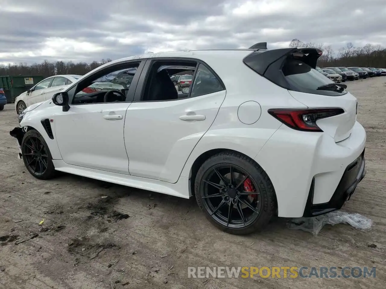 2 fotografías del automóvil dañado JTNABAAE4RA014159 TOYOTA GR COROLLA 2024