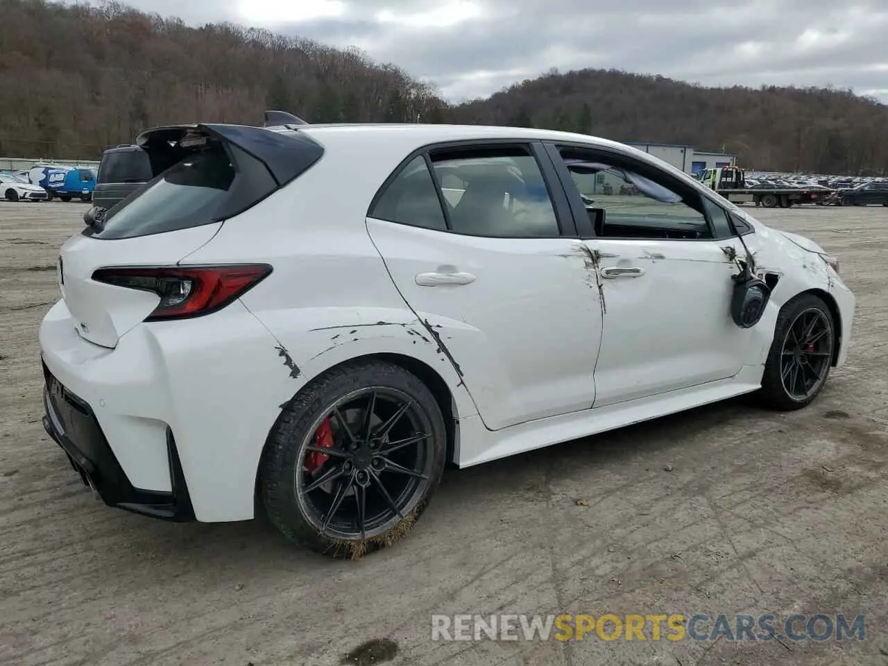 3 fotografías del automóvil dañado JTNABAAE4RA014159 TOYOTA GR COROLLA 2024
