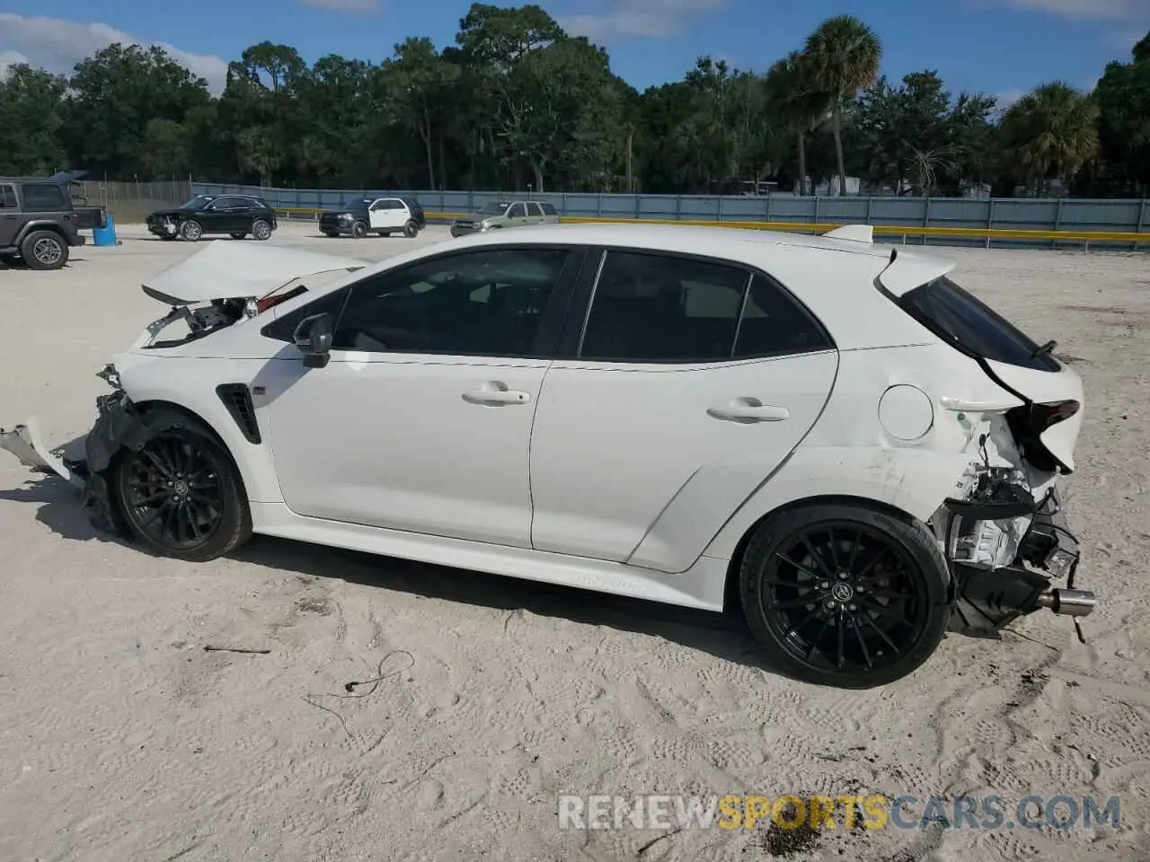 2 fotografías del automóvil dañado JTNABAAE6RA015801 TOYOTA GR COROLLA 2024
