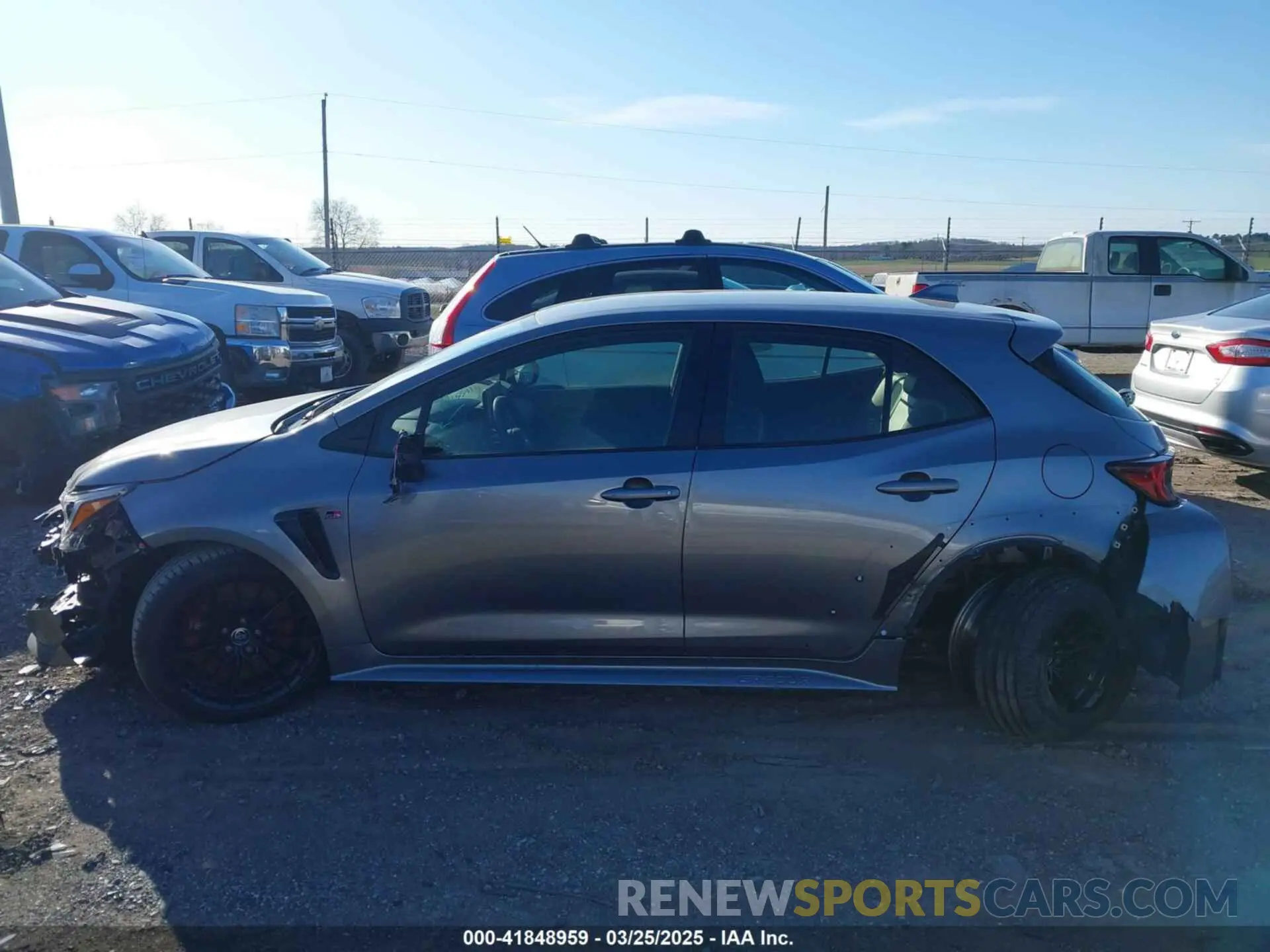 14 fotografías del automóvil dañado JTNABAAE7RA007738 TOYOTA GR COROLLA 2024
