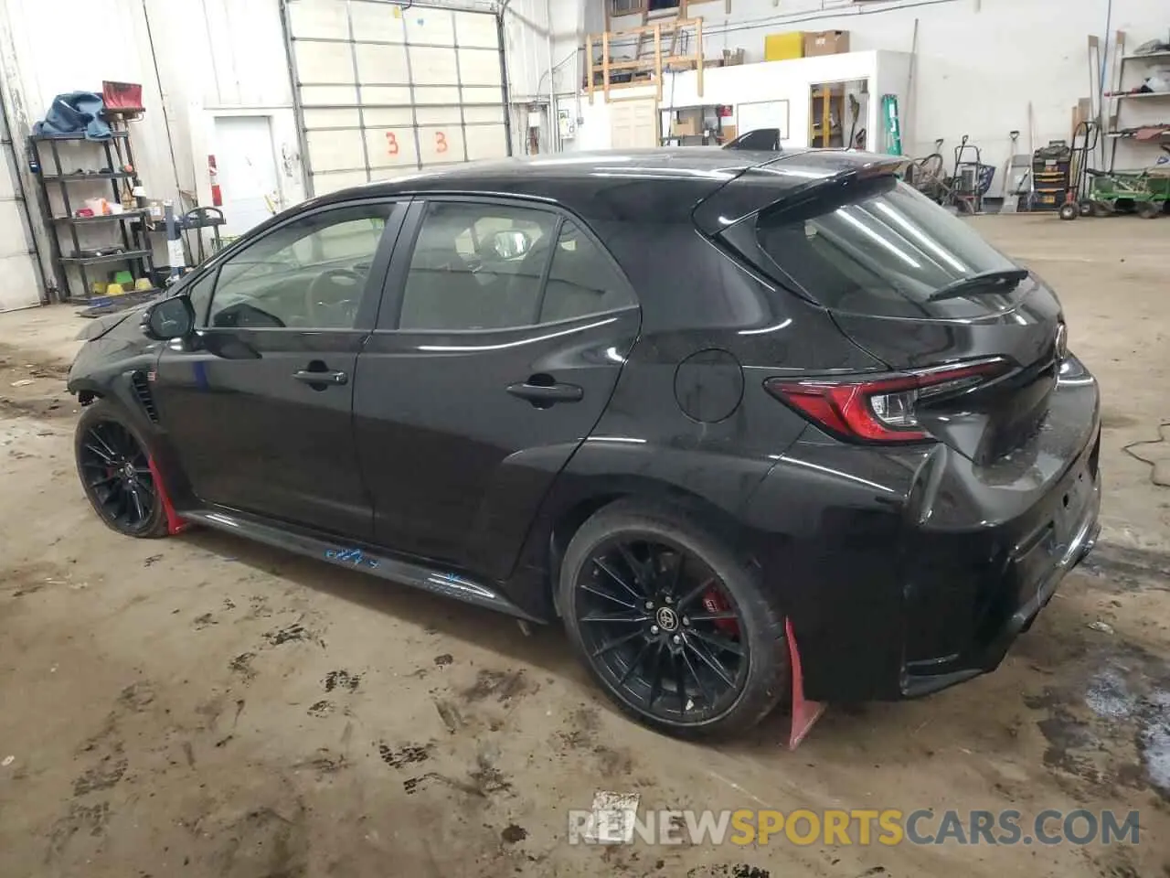 2 fotografías del automóvil dañado JTNABAAE7RA013152 TOYOTA GR COROLLA 2024