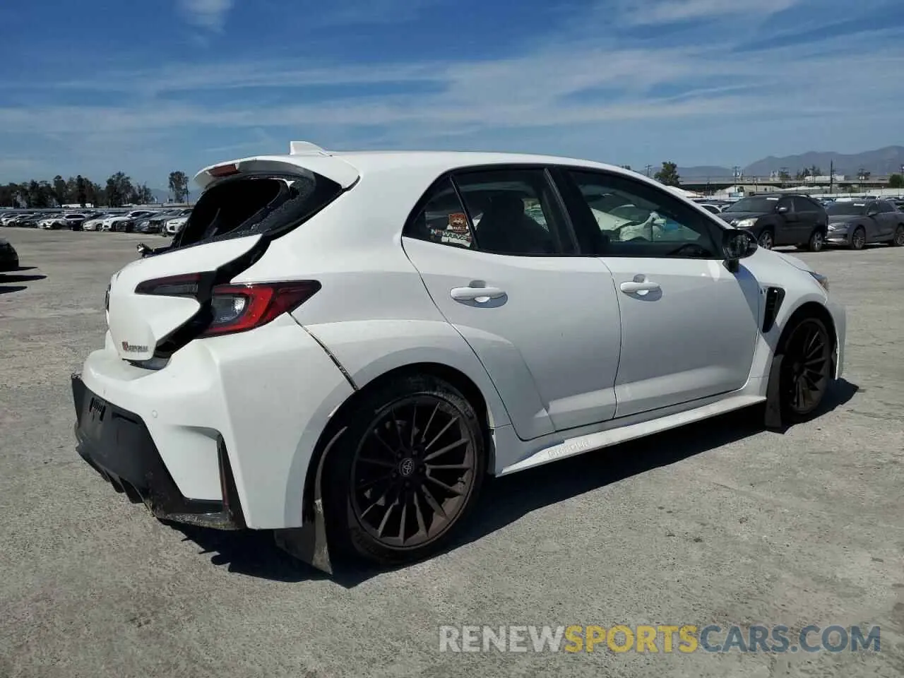3 fotografías del automóvil dañado JTNABAAE7RA013636 TOYOTA GR COROLLA 2024