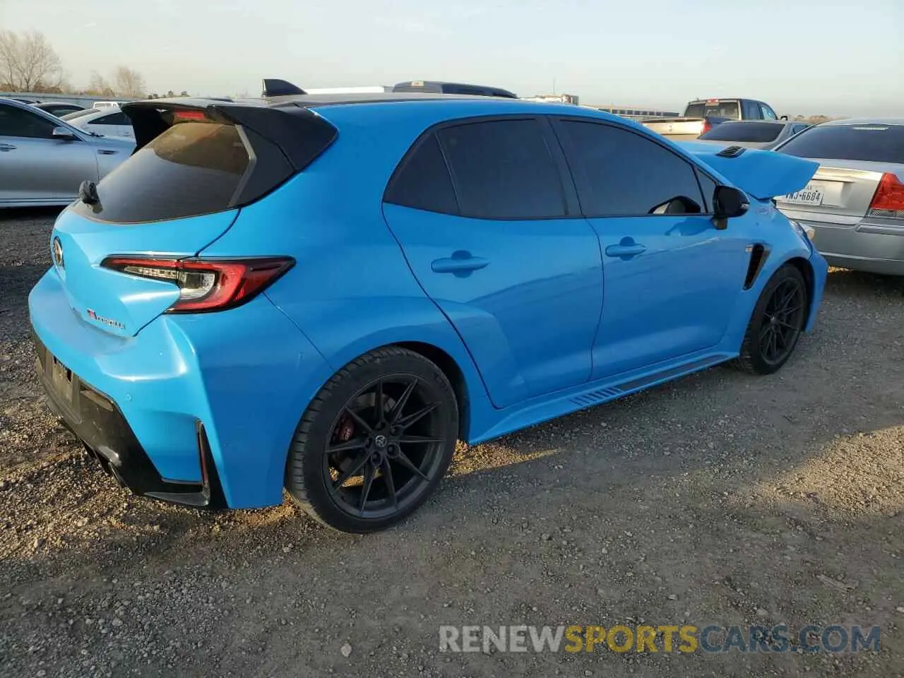 3 fotografías del automóvil dañado JTNABAAEXRA013520 TOYOTA GR COROLLA 2024
