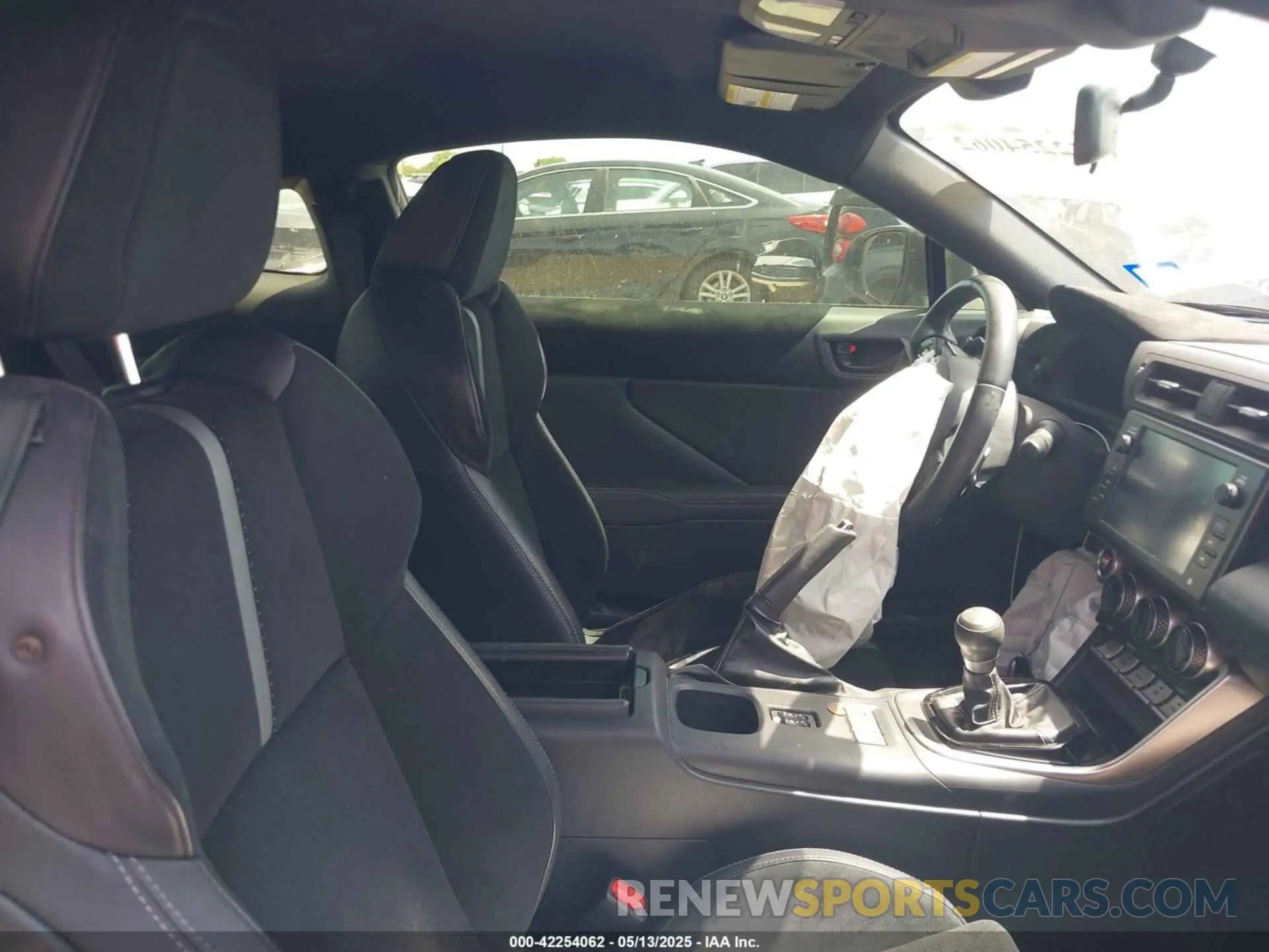 5 fotografías del automóvil dañado JF1ZNBF14N8752612 TOYOTA GR86 2022