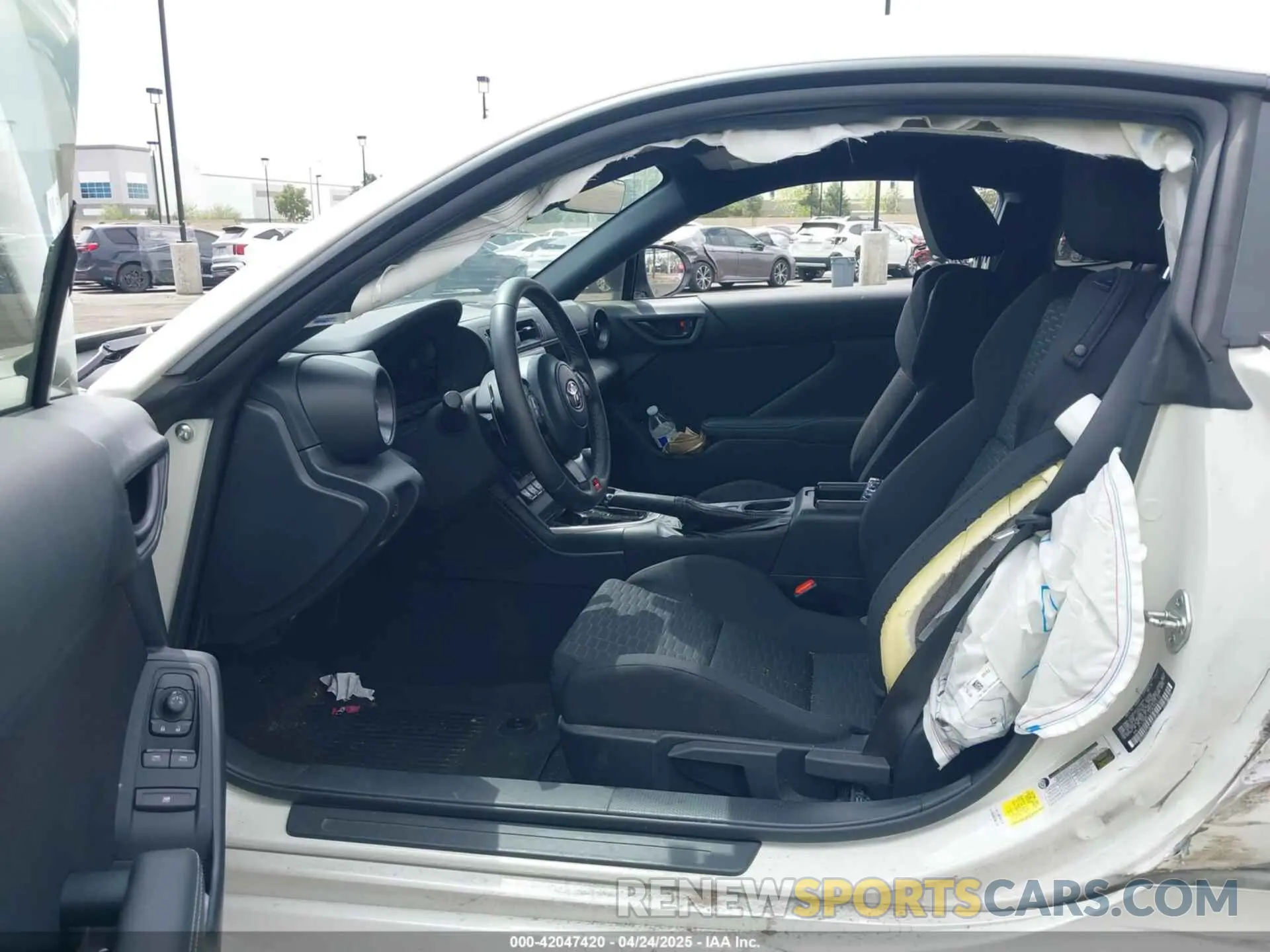 5 fotografías del automóvil dañado JF1ZNBC13P8760174 TOYOTA GR86 2023