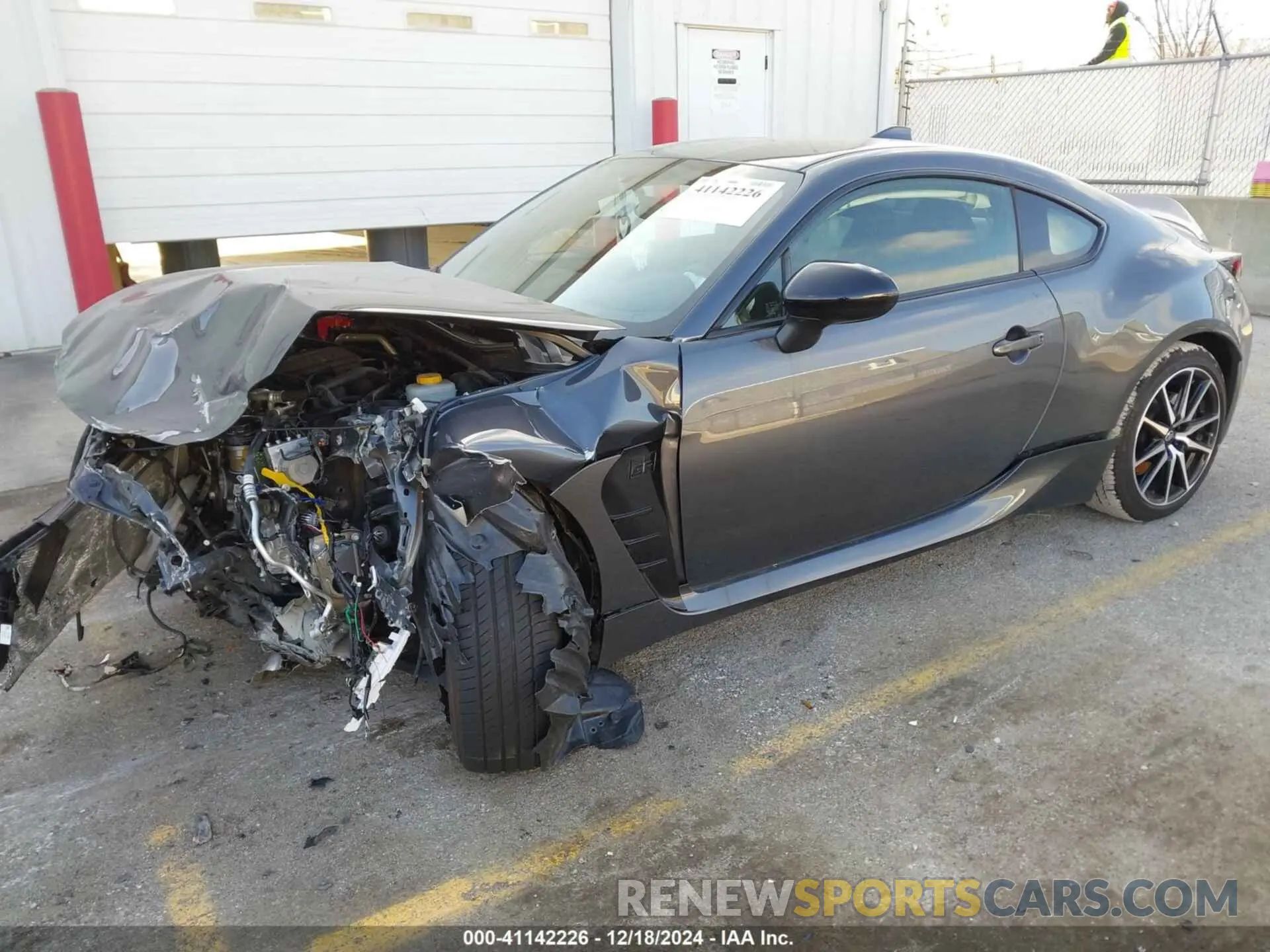 2 fotografías del automóvil dañado JF1ZNBE1XP9760356 TOYOTA GR86 2023
