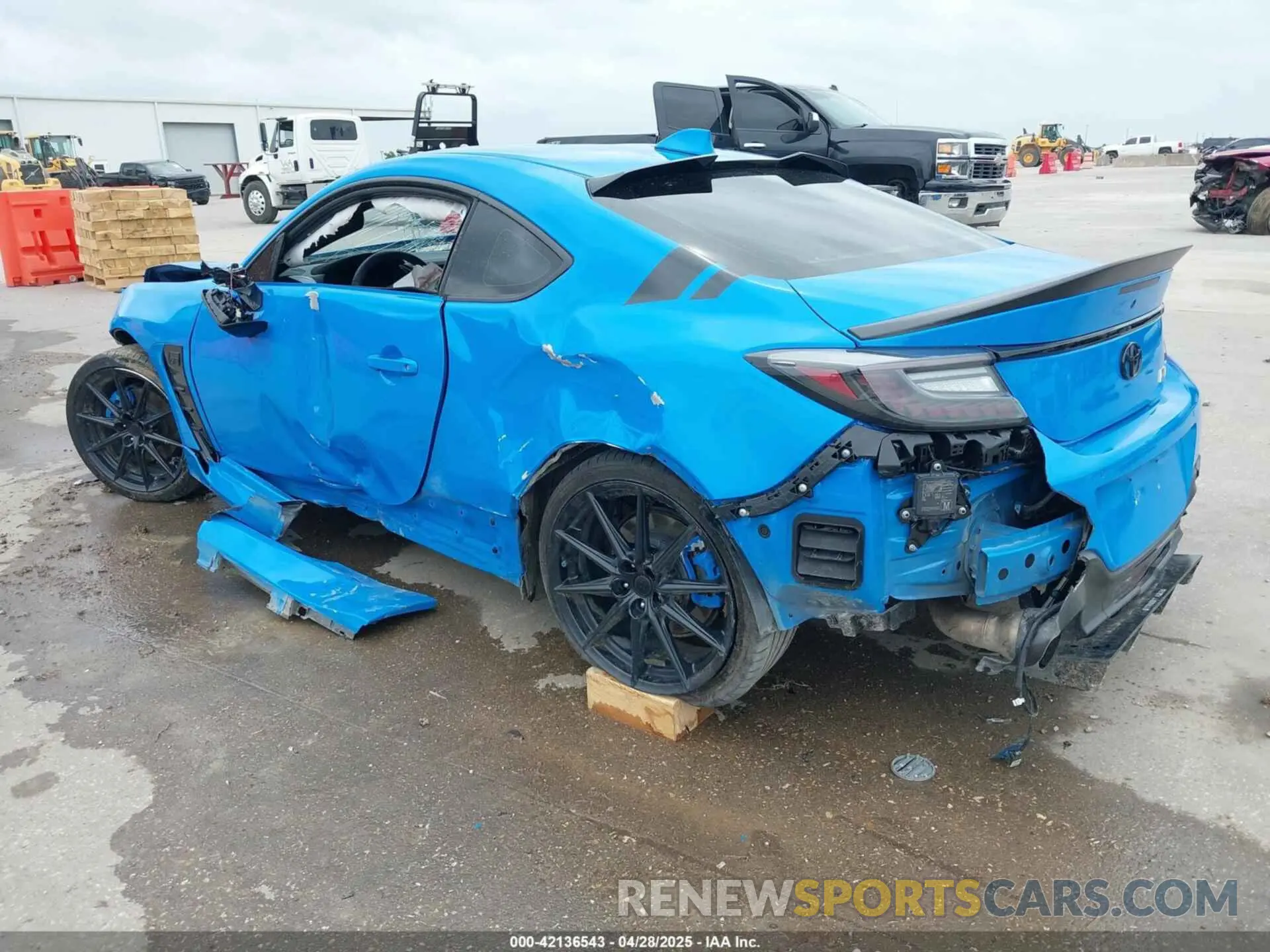 3 fotografías del automóvil dañado JF1ZNBF13P8758193 TOYOTA GR86 2023