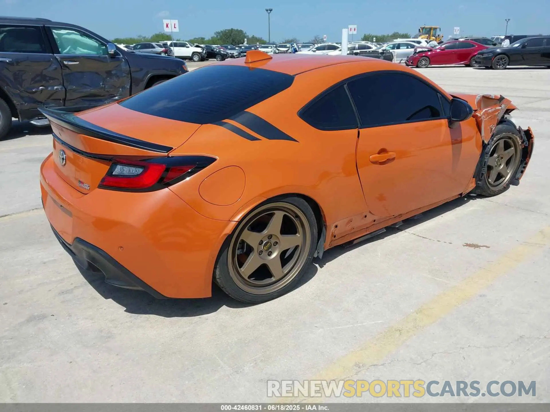 4 fotografías del automóvil dañado JF1ZNBH19P8756087 TOYOTA GR86 2023