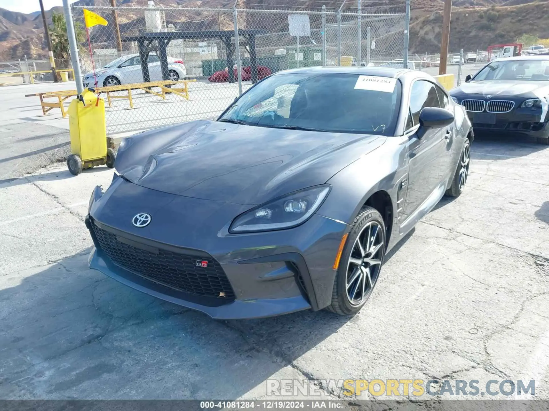 2 fotografías del automóvil dañado JF1ZNBB10R9755528 TOYOTA GR86 2024