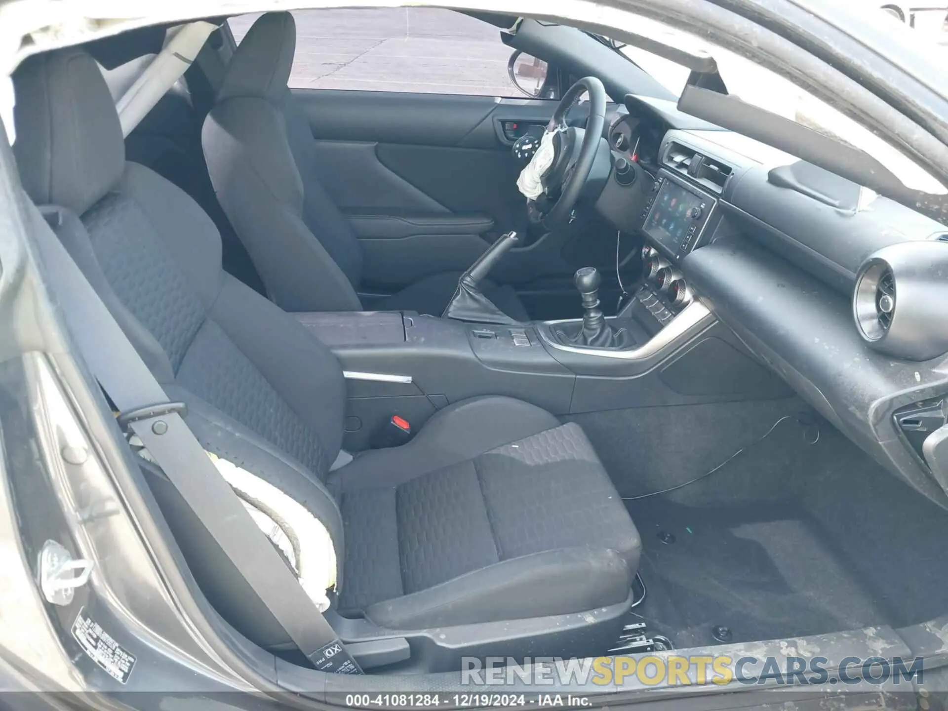 5 fotografías del automóvil dañado JF1ZNBB10R9755528 TOYOTA GR86 2024