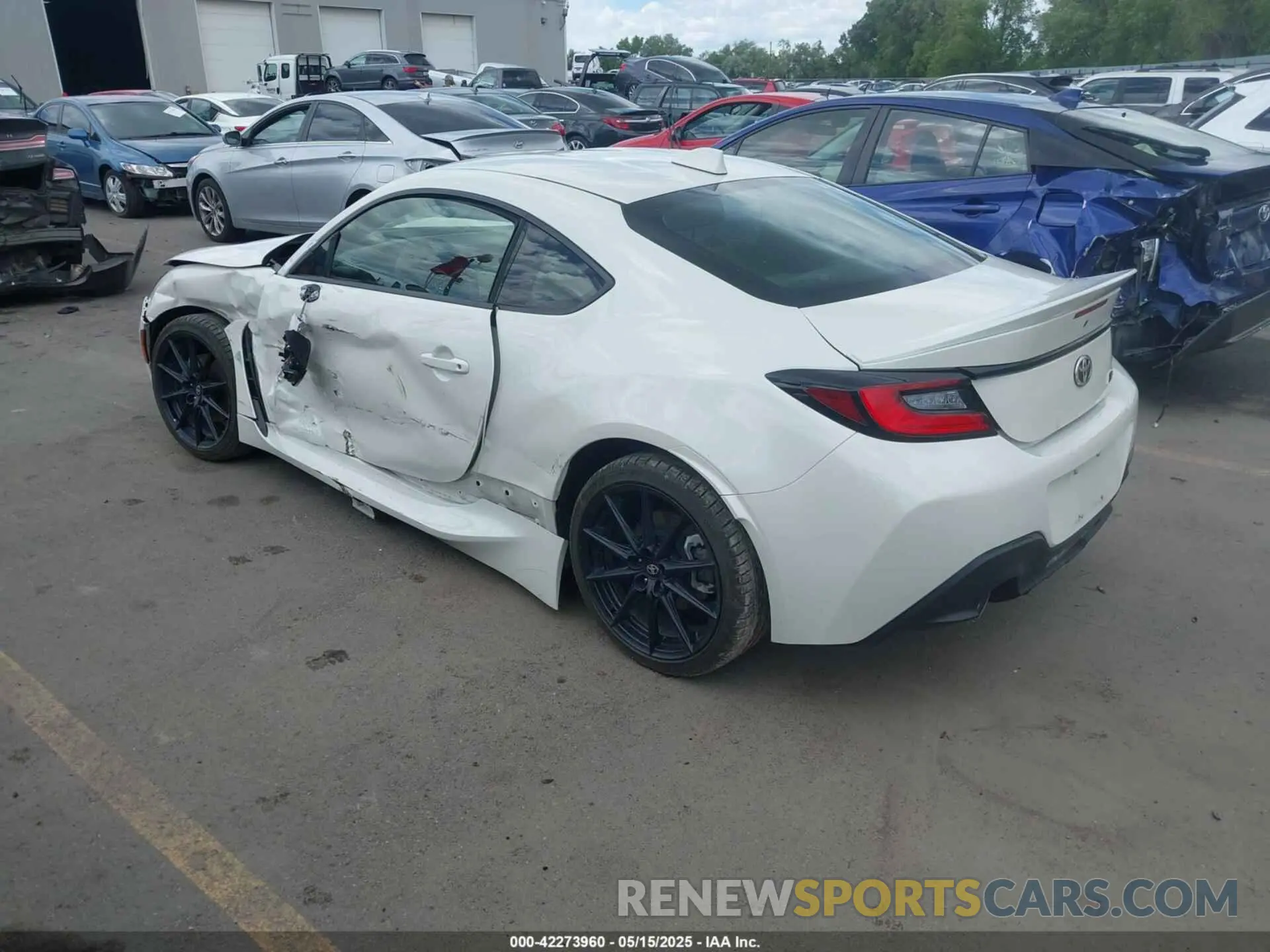 3 fotografías del automóvil dañado JF1ZNBE14R9756371 TOYOTA GR86 2024
