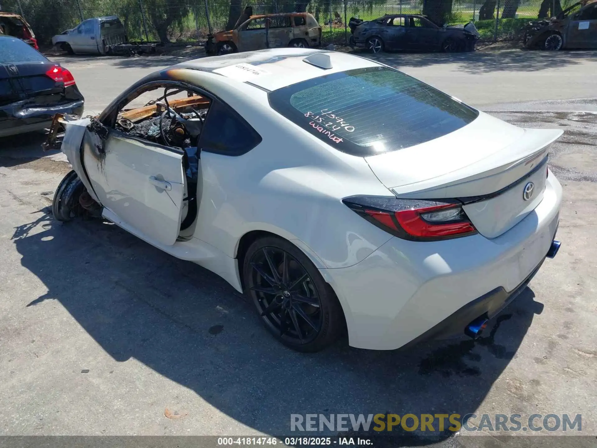 3 fotografías del automóvil dañado JF1ZNBE16R9750877 TOYOTA GR86 2024