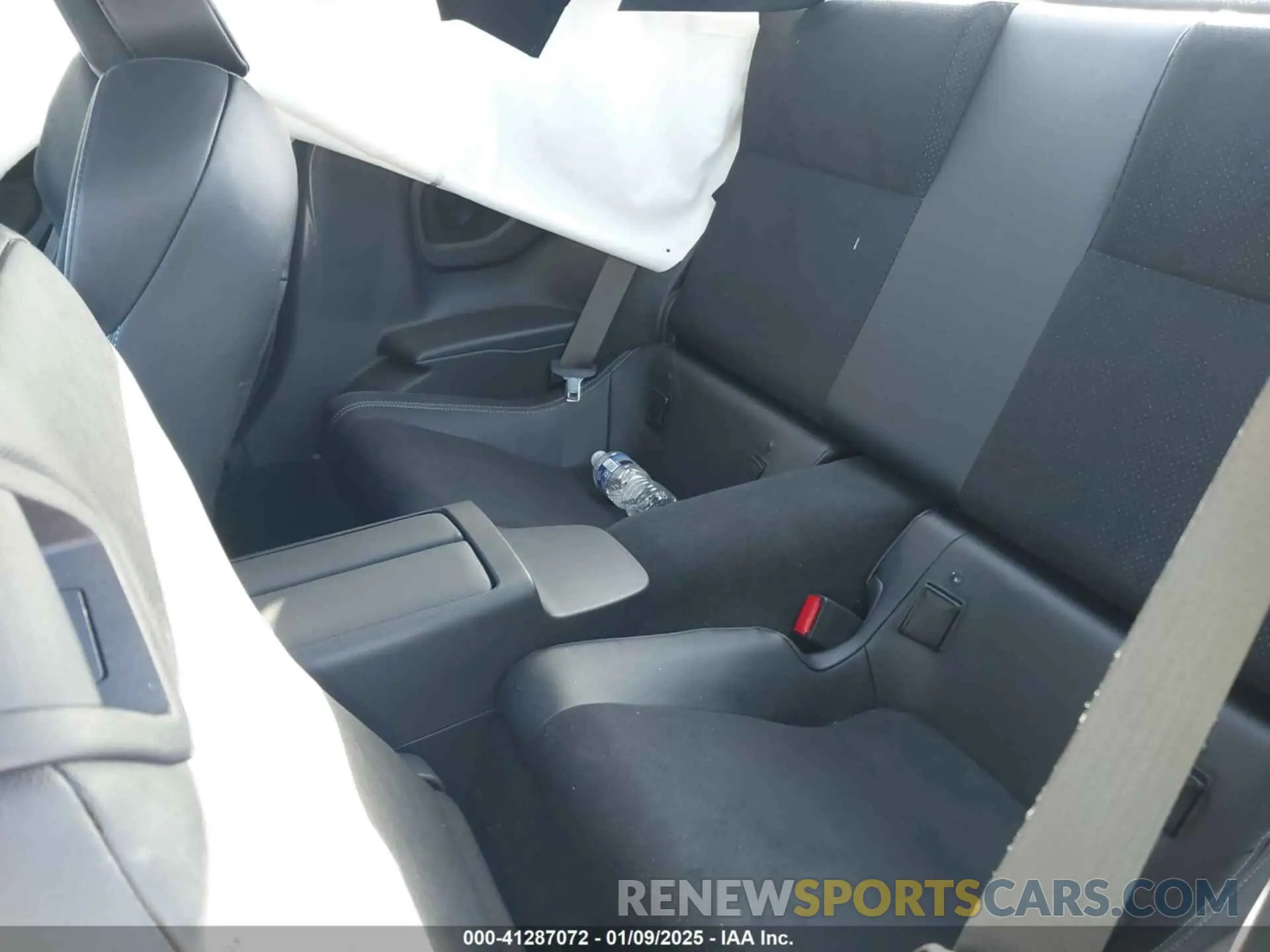 8 fotografías del automóvil dañado JF1ZNBE18R8752426 TOYOTA GR86 2024