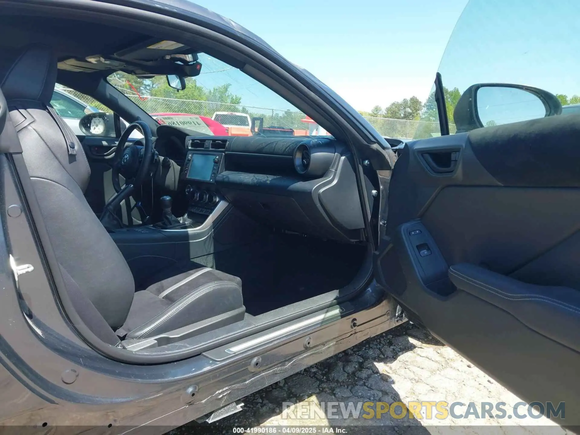 5 fotografías del automóvil dañado JF1ZNBE1XR8756803 TOYOTA GR86 2024