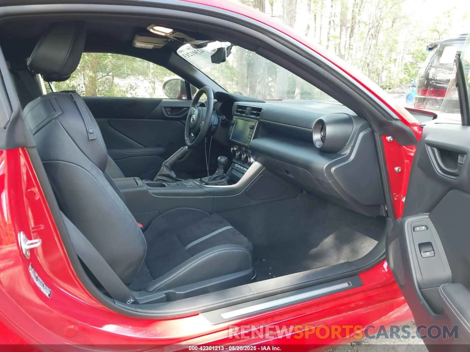5 fotografías del automóvil dañado JF1ZNBE1XR8760723 TOYOTA GR86 2024