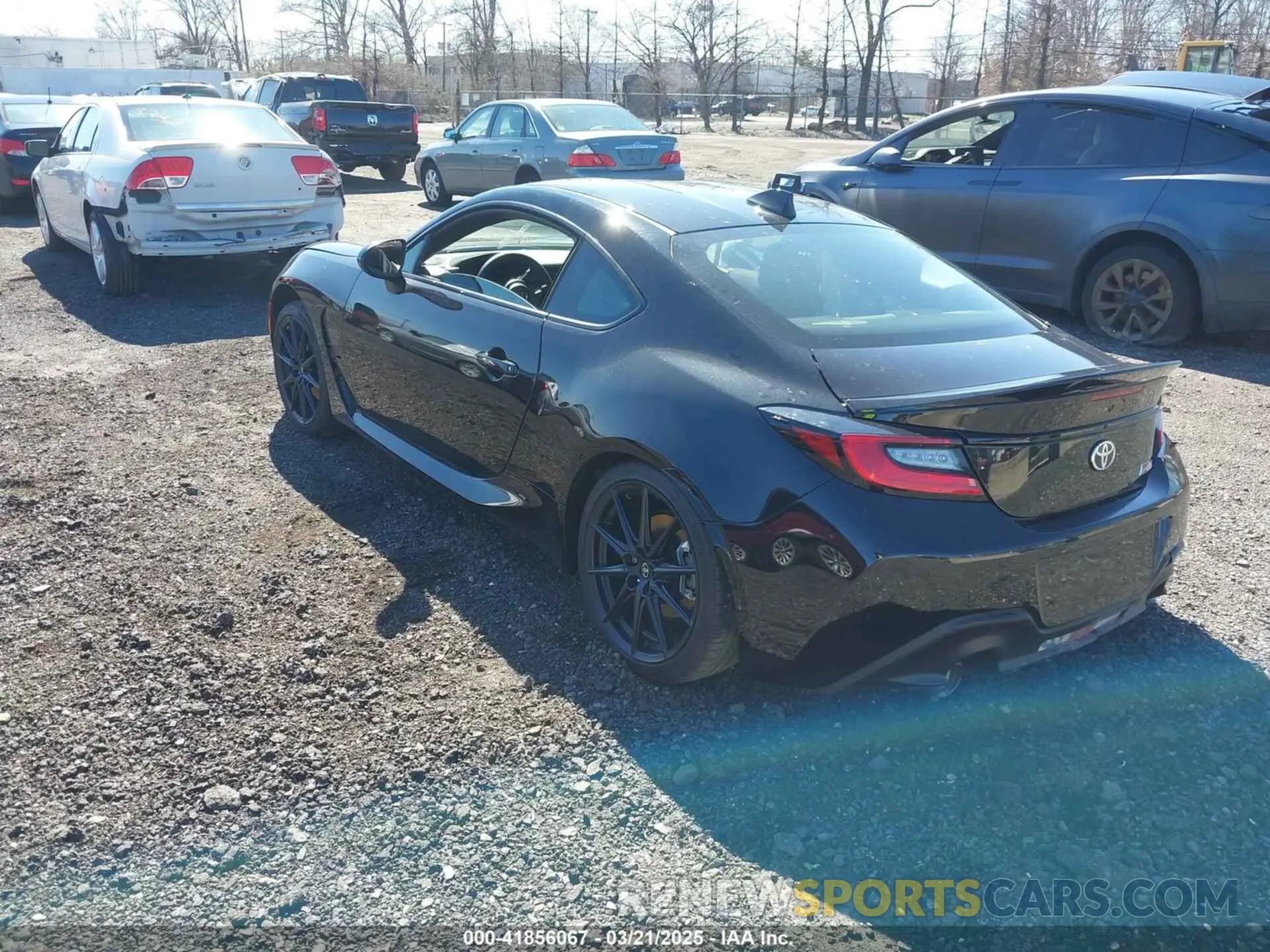 3 fotografías del automóvil dañado JF1ZNBE12S9751742 TOYOTA GR86 2025