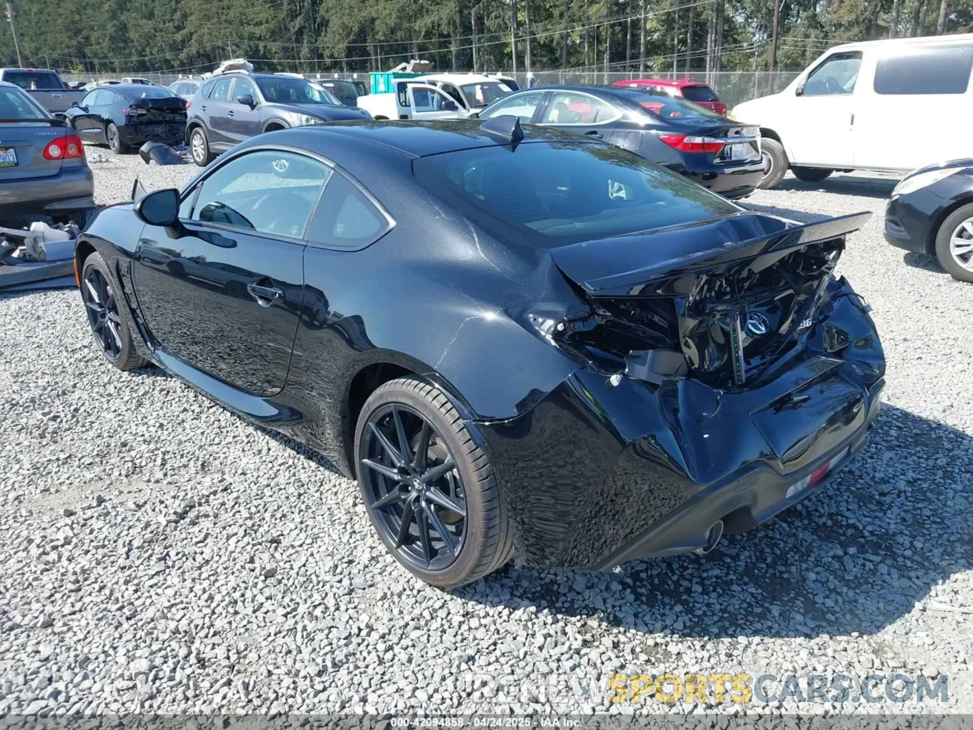 3 fotografías del automóvil dañado JF1ZNBE18S9753530 TOYOTA GR86 2025