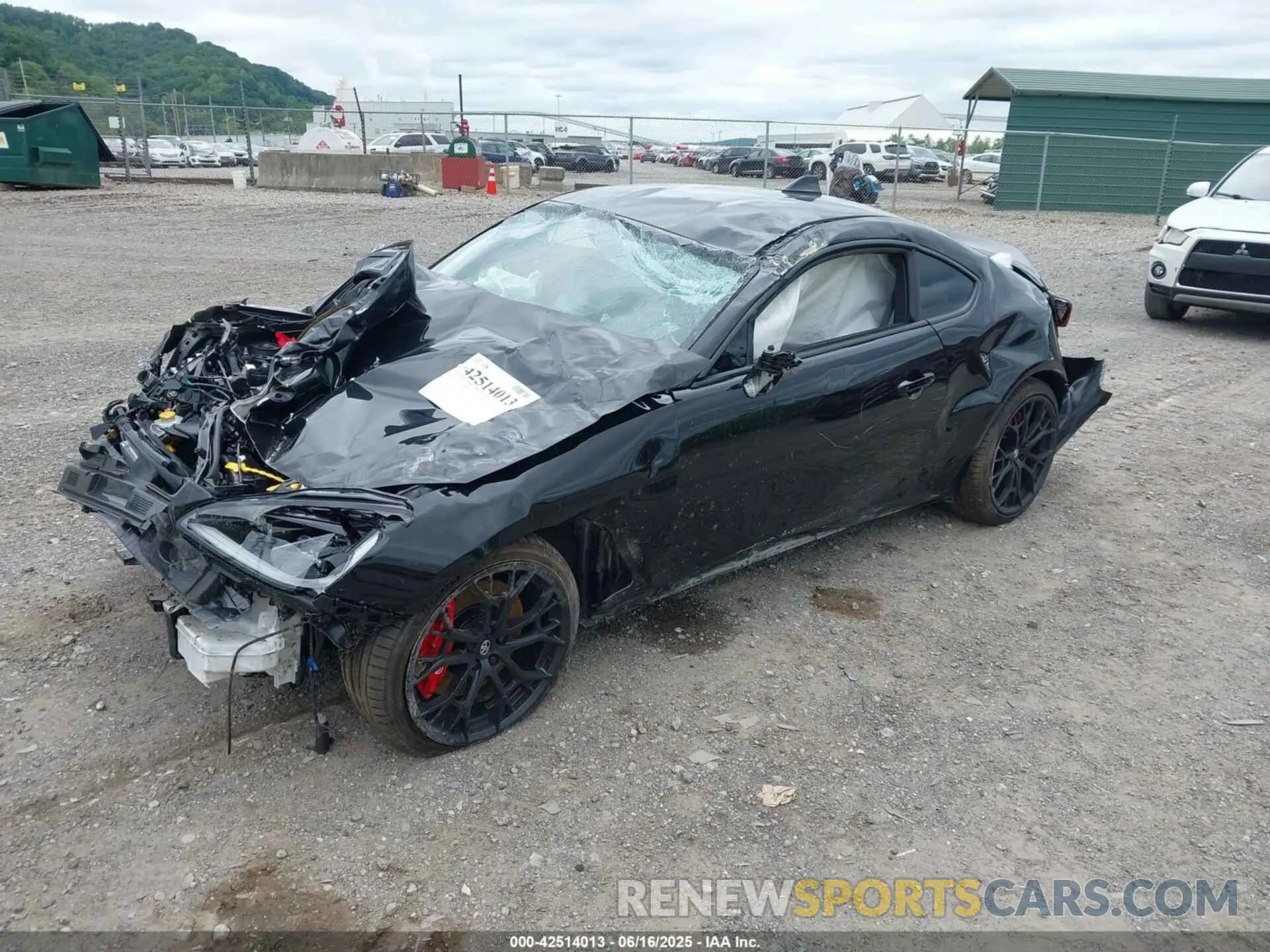 2 fotografías del automóvil dañado JF1ZNBE1XS8755379 TOYOTA GR86 2025