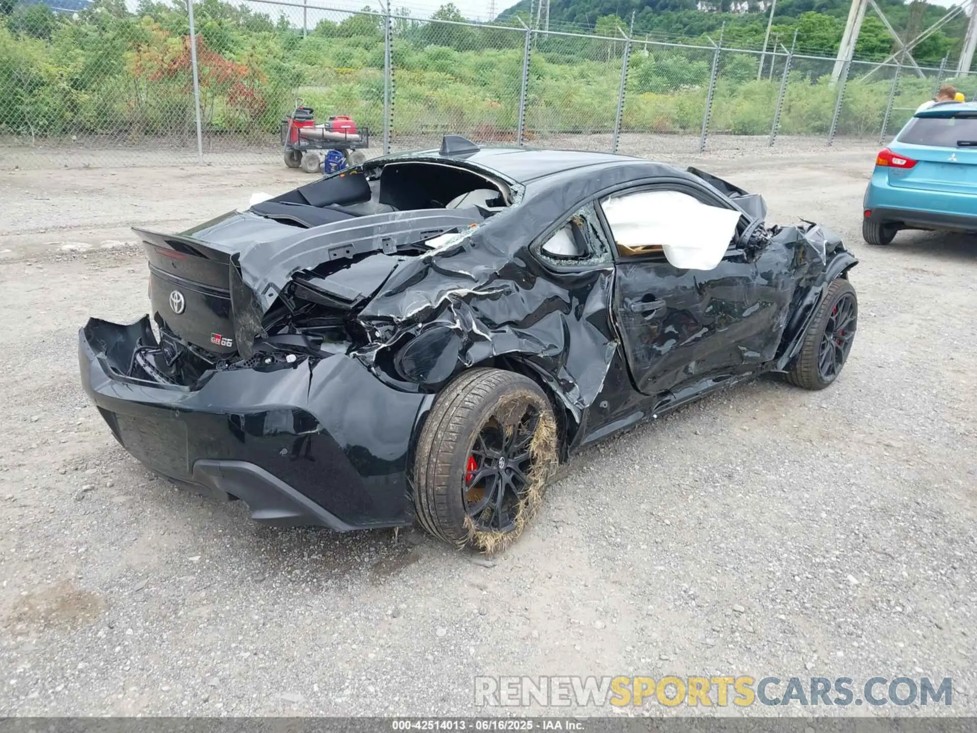 4 fotografías del automóvil dañado JF1ZNBE1XS8755379 TOYOTA GR86 2025