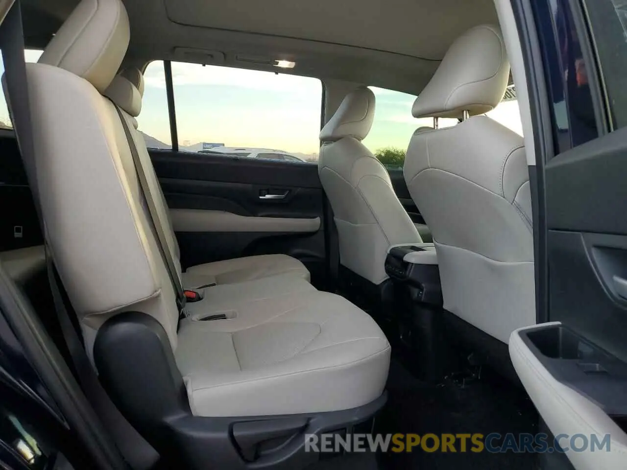 11 fotografías del automóvil dañado 5TDAAAA55RS014794 TOYOTA GRAND HIGH 2024