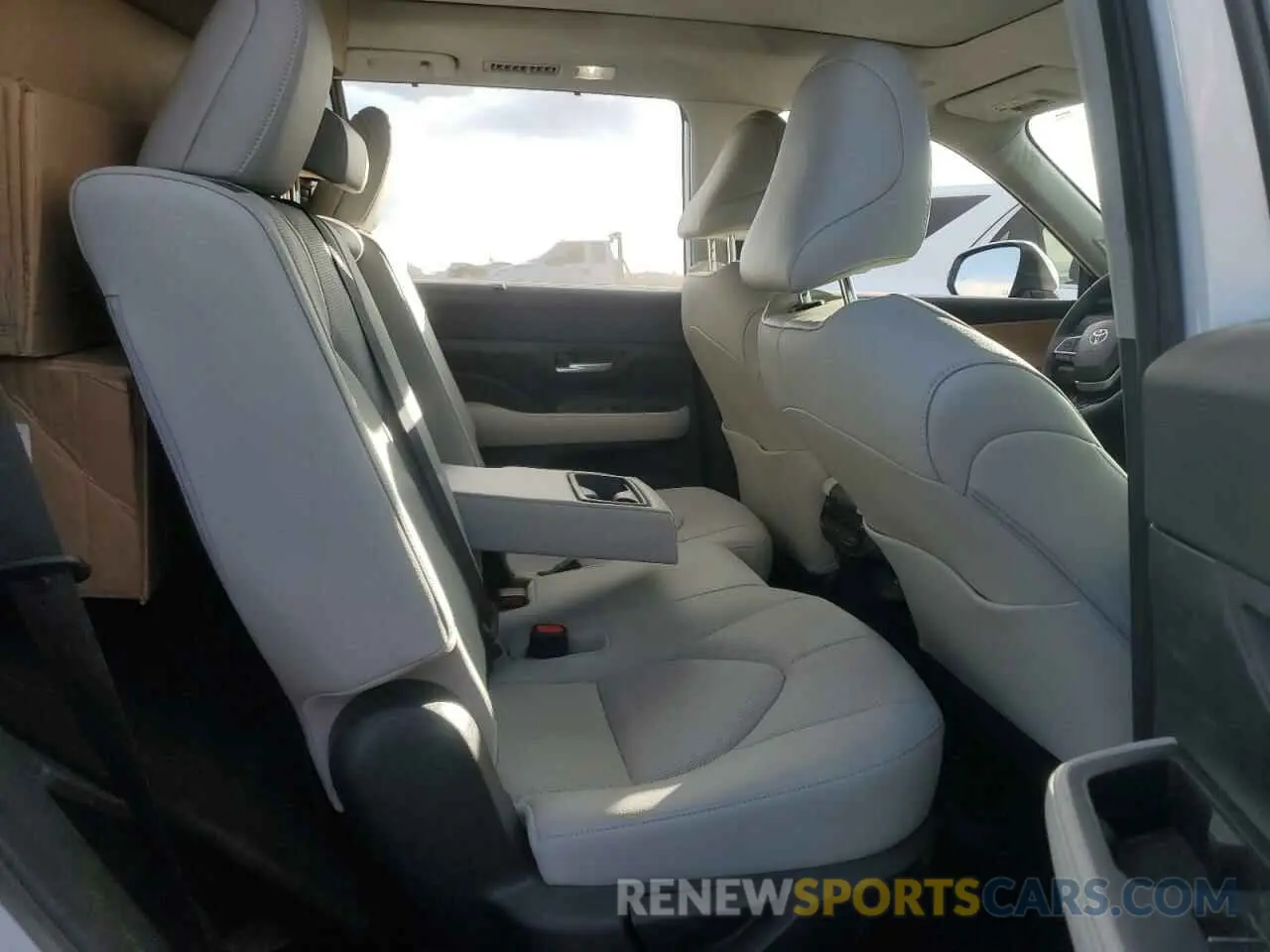 11 fotografías del automóvil dañado 5TDACAB59RS018257 TOYOTA GRAND HIGH 2024