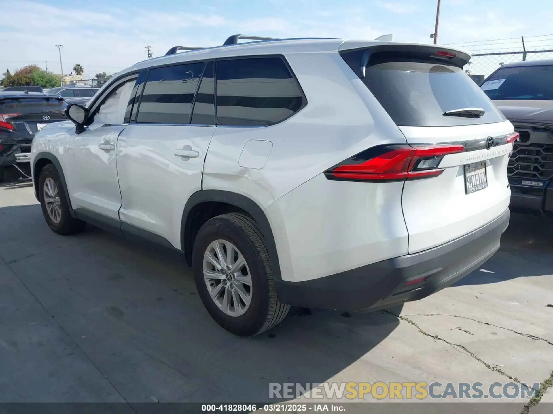 3 fotografías del automóvil dañado 5TDAAAA55RS013662 TOYOTA GRAND HIGHLANDER 2024