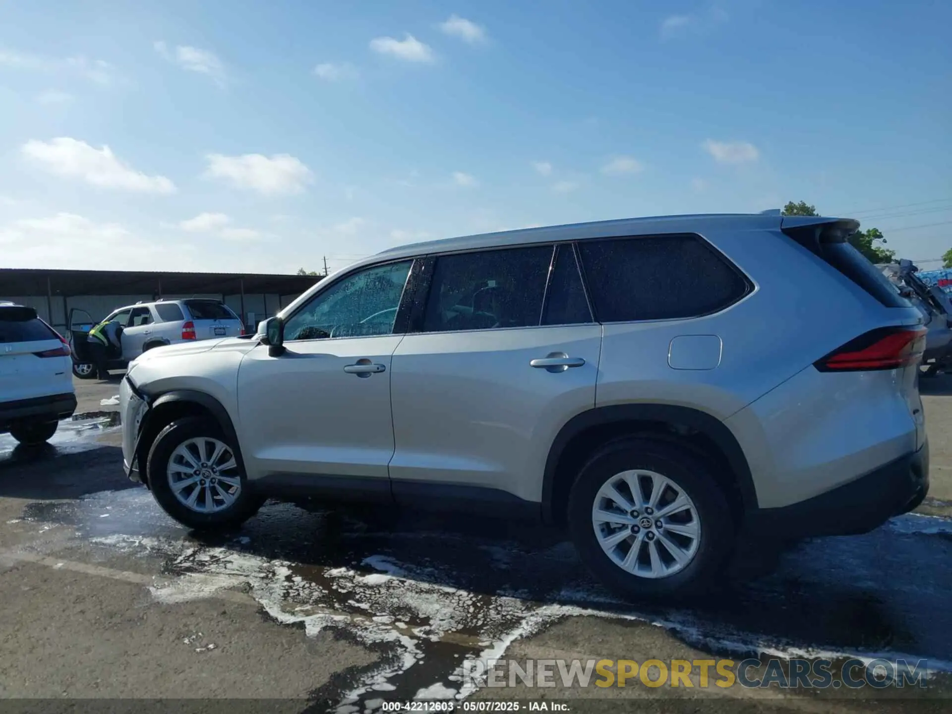 14 fotografías del automóvil dañado 5TDAAAB57RS021714 TOYOTA GRAND HIGHLANDER 2024