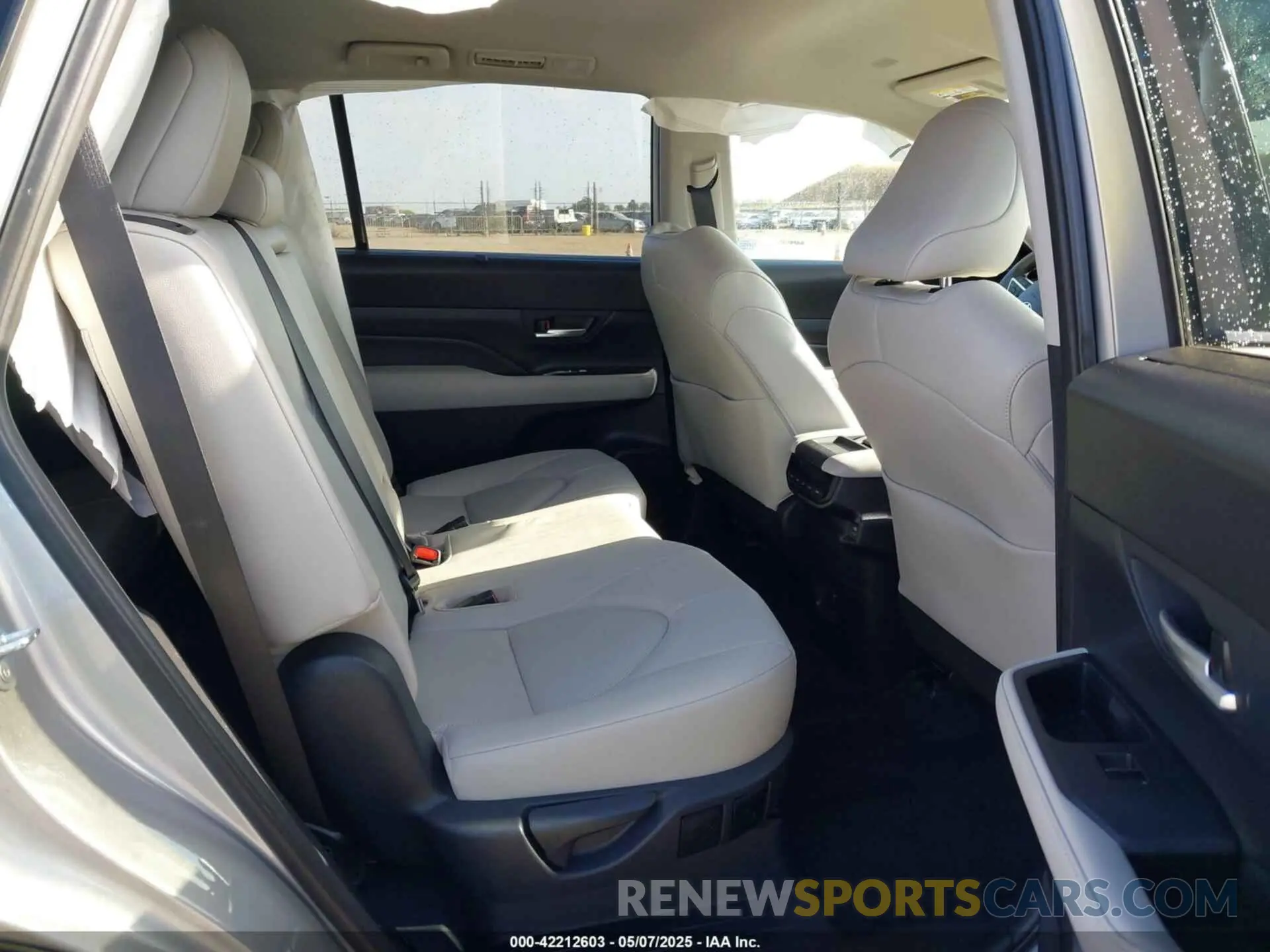 8 fotografías del automóvil dañado 5TDAAAB57RS021714 TOYOTA GRAND HIGHLANDER 2024