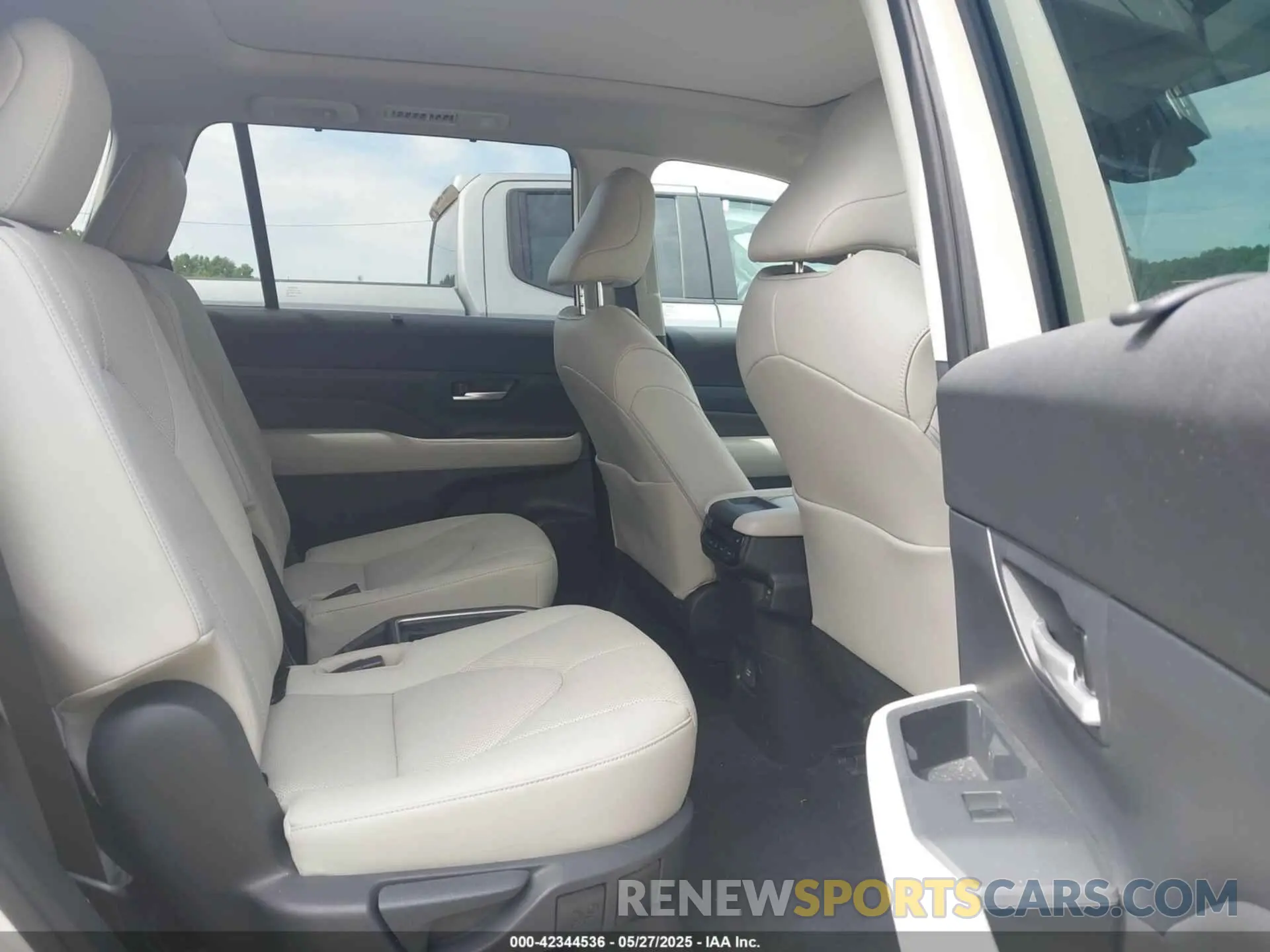 8 fotografías del automóvil dañado 5TDACAB58RS016760 TOYOTA GRAND HIGHLANDER 2024