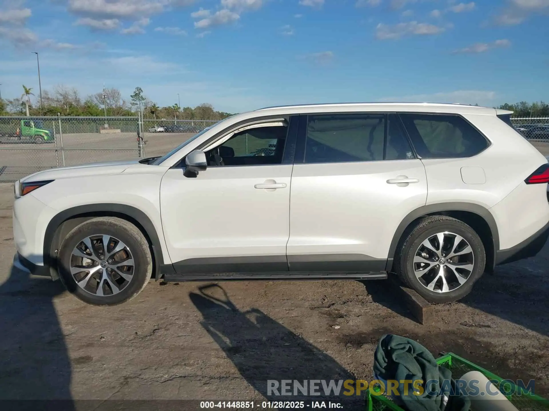 14 fotografías del automóvil dañado 5TDADAB53RS006554 TOYOTA GRAND HIGHLANDER 2024