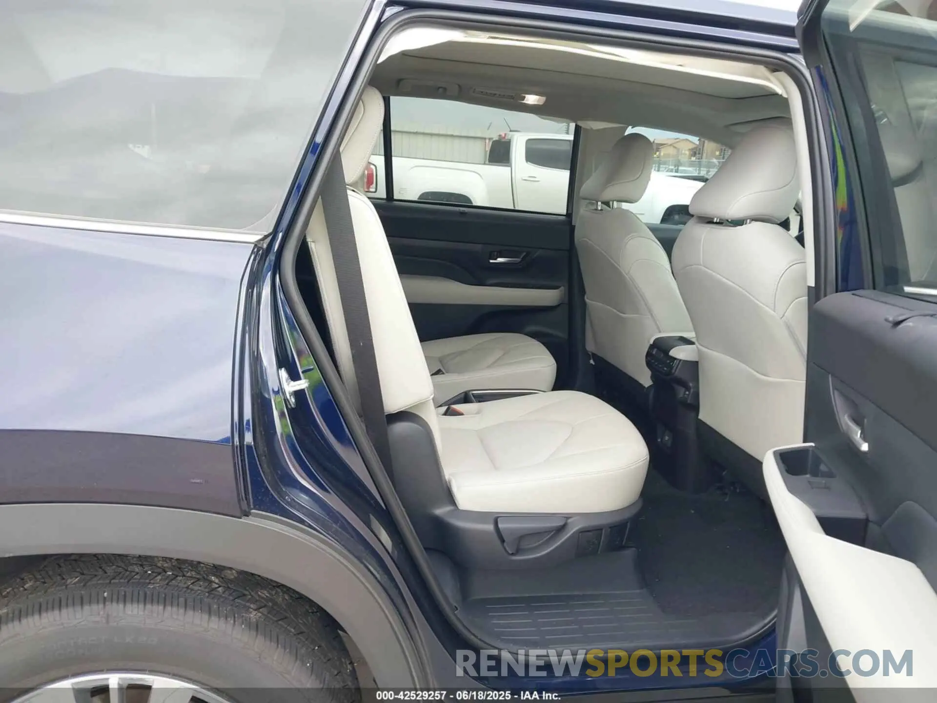 8 fotografías del automóvil dañado 5TDAAAB51SS082417 TOYOTA GRAND HIGHLANDER 2025