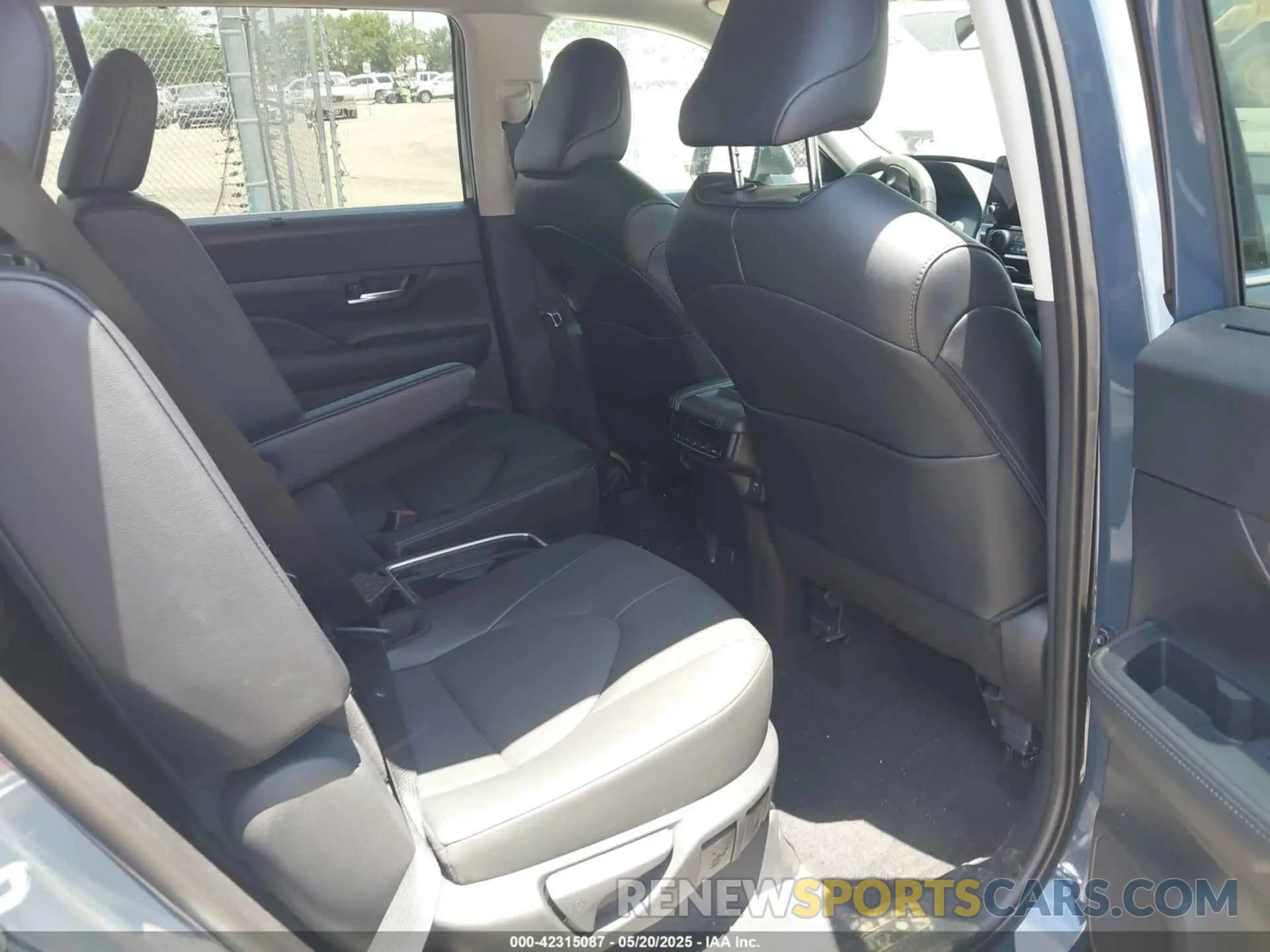8 fotografías del automóvil dañado 5TDAAAB56SS084261 TOYOTA GRAND HIGHLANDER 2025